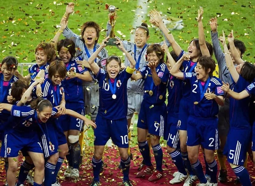 丸山桂里奈さんのインスタグラム写真 - (丸山桂里奈Instagram)「1０年前の今日。優勝しました🏅 世界一になりました。 未だに信じられません。 18人のメンバーとしてこの場所に 入れた事は一生忘れないし、足裏 そして毛穴共々全て覚えています 女子サッカーの歴史を塗り替えた 10年前の今日の景色、生きてきた 中で一番です。 サッカーではもう私は経験出来ま せんが、また違う世界で同じよう な良い景色を見れるように頑張り たいなと思います‼️‼️‼️  #2011年 #ドイツW杯 #優勝 #世界一 #ずっとこの日は記念日 #なでしこメンバーのみんな #あの景色は忘れないよね #最高の景色 #あたしいるね #よかった #最近サッカーやってないと言われる #だから不安になるけどいるね #写真てすごいね #まだまぼろしに感じる #これからもサッカー界に恩返し #自分らしくね #みんなが幸せでいますように #私は最高に幸せです #10年前私たちを沢山応援してくださったみなさまへ #本当にありがとうございました #いい意味で #インスタバエ」7月17日 11時39分 - karinamaruyama