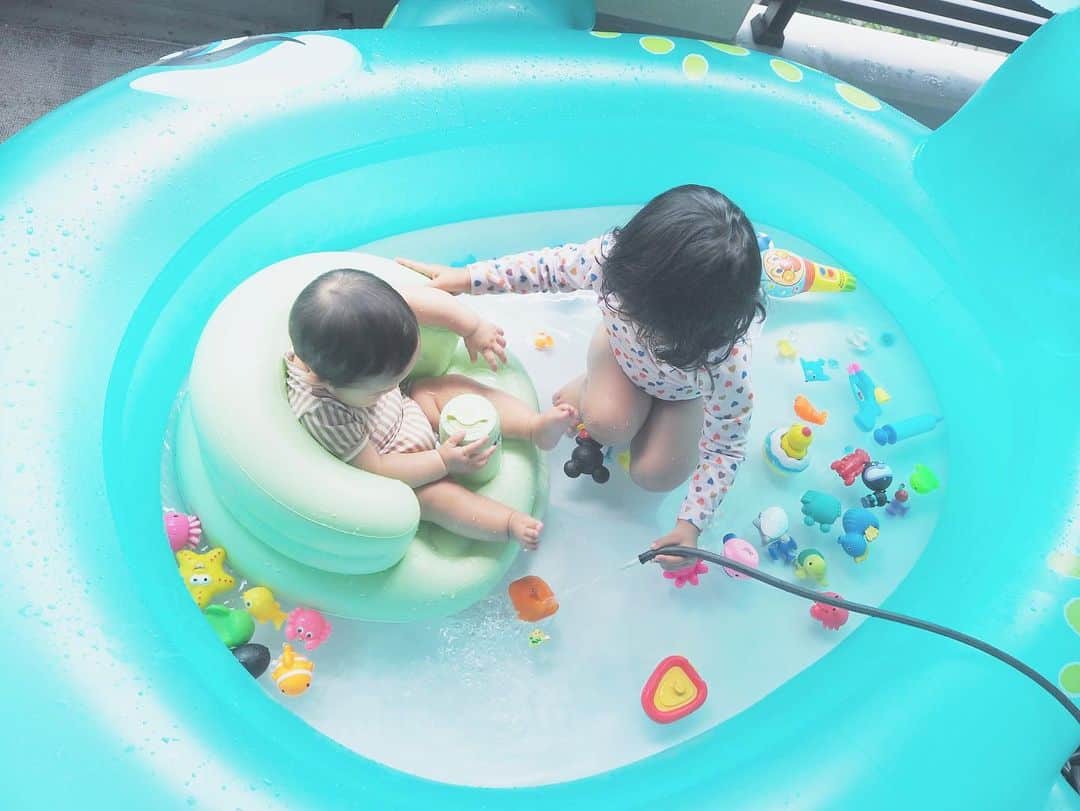 吉田明世さんのインスタグラム写真 - (吉田明世Instagram)「暑いですね〜🍉🍉🍉 本日我が家はプール開きでした！👙そして息子もプールデビュー🏊‍♂️ コストコのクジラプールも今年で3年目🐳 クジラのしっぽからシャワーのようにお水が出るところがお気に入りです🚿 今年は滑り台を追加したいなぁ🤔  息子が座っているのはお風呂用の椅子なので 目を離さない、手で支えながら乗りました😊⚠️  さて、冷やし中華でも作るかな🍜🥒  #プール開き #水遊び #プールデビュー #ベランダプール  #くせ毛ちゃんとむちむちくん  #costco  #bonton #quincymae #swimwear #水着はいずれもセールでゲット✌️ #むちむちなおふたり👶👧」7月17日 11時54分 - akiyo0414