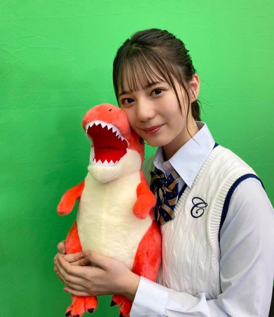 小坂菜緒のインスタグラム：「こさかながアンバサダーを務める #恐竜科学博 がついにスタート✨  こさかな×恐竜の写真をもっと見たい！という声にお応えし、Twitterで【#コサカナトプス博】を開催中です🦖 初公開のオフショをアップしていきますので、ぜひお楽しみください❣️ ▶︎Twitterも @kosakanatops いつかの#オフショット #小坂菜緒1st写真集君は誰？ #小坂菜緒 #日向坂46」