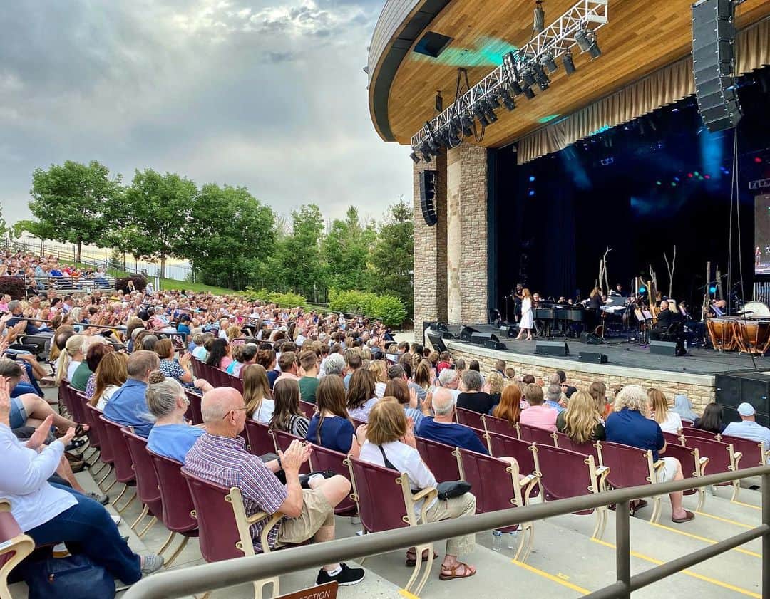 レクシー・ウォーカーのインスタグラム：「Thank you to everyone that joined us tonight! And, thank you @brettraymusic, @bartolson and @deseretbook for having me!」