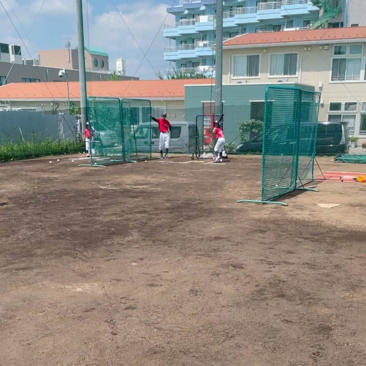 一場靖弘のインスタグラム：「土曜練習の様子⚾️ 試合が近いのでピリピリムード❗️ ダラダラしてる選手には喝を❗️ ③枚目 before ④枚目 after 左肩が突っ込んで引っ掛けと抜け球が多い為、左手の使い方を変えてみました✨ 本人も投げやすくなったと実感しております。5年生で野球を始めたばかりですが変な癖が付く前に修正🤚 部員募集しております‼️ #千葉 #松戸市 #流山市 #三郷市 #柏市 #レッドストロングス松戸 #一場靖弘ベースボールアカデミー #両国整骨院 #野球塾 #一場靖弘 #元プロ野球選手 #ベースボール #野球 #草野球 #個別指導 #野球教室 #ナイター野球 #少年野球 #シニアリーグ #ボーイズリーグ #ポニーリーグ #軟式野球 #硬式野球 #向上心 #アンダーアーマー #生徒募集中 #自主練 #フライ練習 #fieldforce」