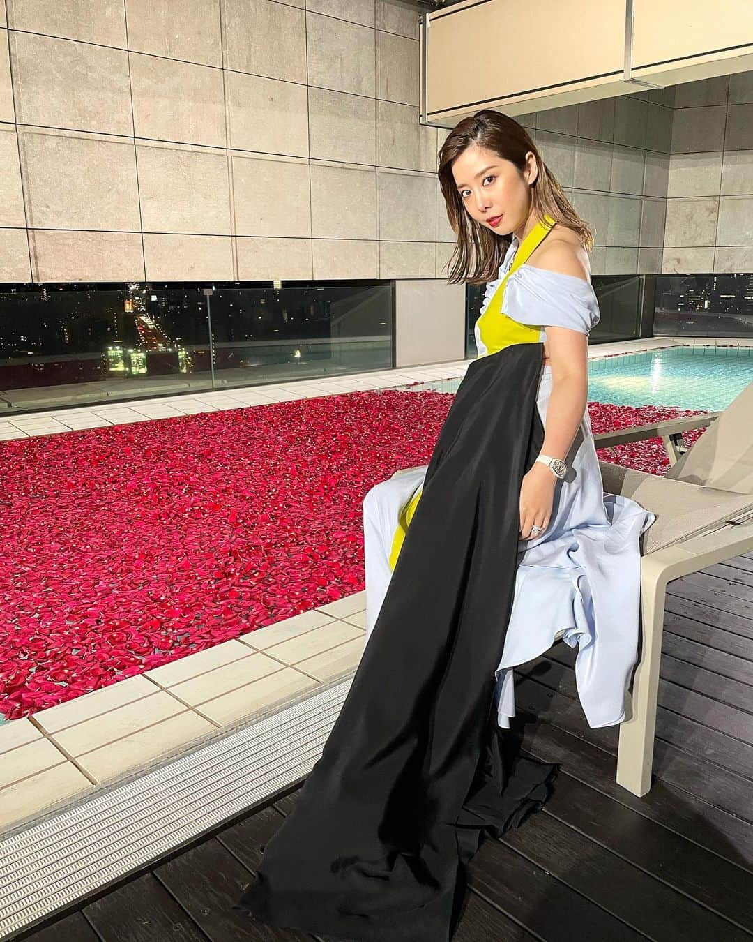 小川えりのインスタグラム：「🌹💫 #薔薇の花びらのプール  #ニナリッチ のドレス可愛すぎ  #ninaricci  #grandhyatttokyo  #グランドハイアット東京」