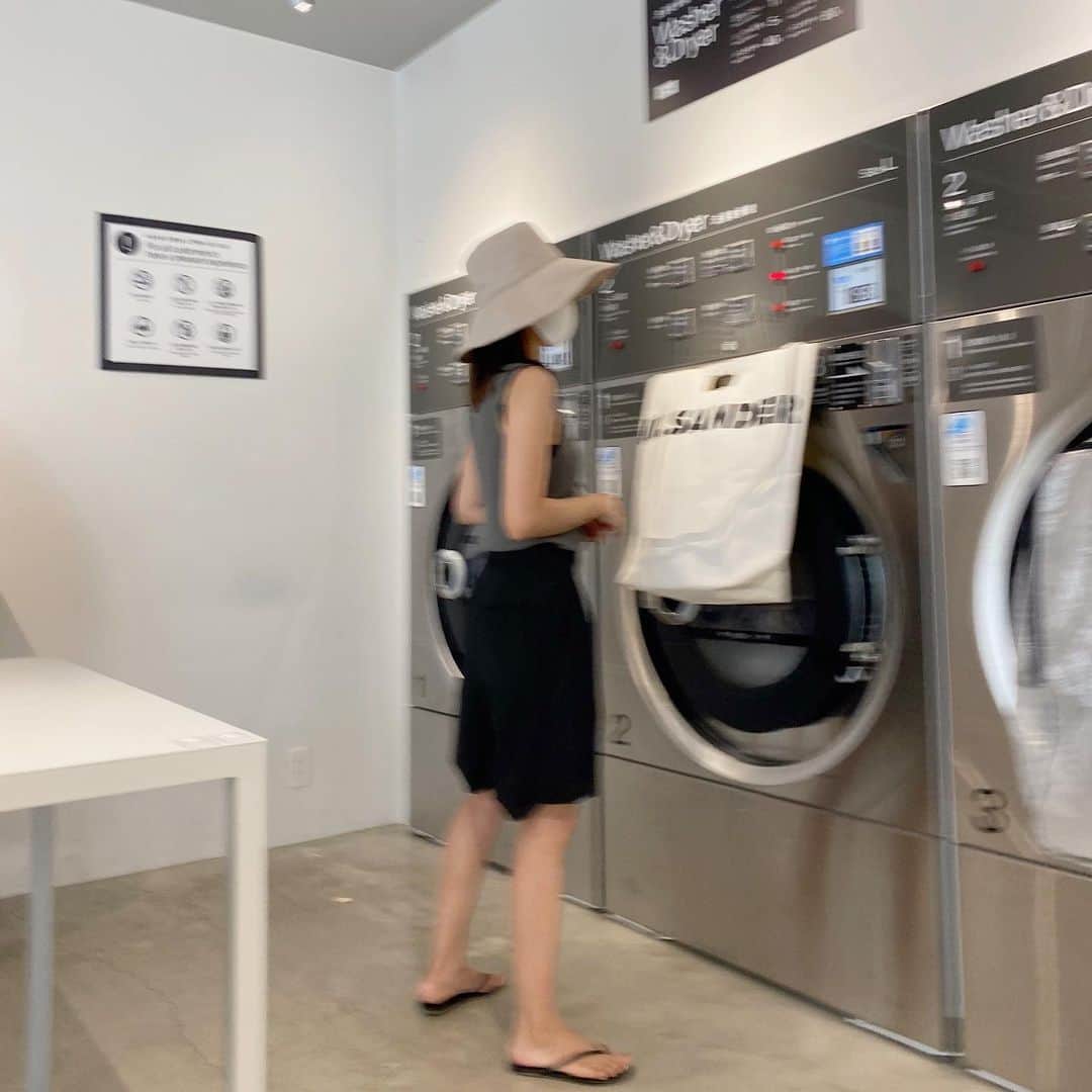 近藤千尋のインスタグラム：「土曜日は、まず子供たちの 汚れた靴やブランケットを 洗いに。。。🌻 それにしても暑い💦😵 皆さん水分沢山取ってくださいね💗  #土曜日の母ちゃん」