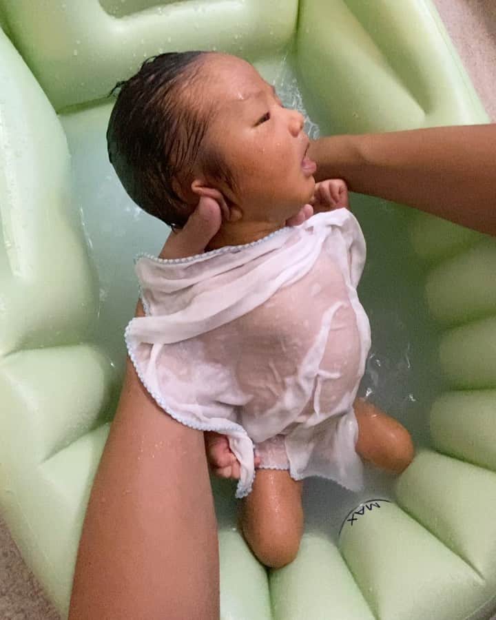 Mai Wakimizuのインスタグラム：「息子が明日1歳のお誕生日を迎えるので、ここ最近は主人と1年前の出来事を振り返る毎日♡妊娠後期から手足の浮腫が酷かったのですが、それでも出産前日まで食べ歩きしてたのが懐かしいです。笑 息子も食べることが大好きで、かなりの量を食べてるのに毎日毎食足りないと泣かれます。笑  写真は全部生後3ヶ月までの息子を月齢順に♡この頃から顔が随分と変わって今では別人です。笑 1枚目.最初は大泣きしてた沐浴も、いつの間にかあくびが出るほどリラックス出来るように♡ 2枚目.真加のお膝の上でキバッてるところ♡笑 3枚目.チラッとカメラ目線にキュン♡ 4枚目.初めて息子と2人っきりでお出掛けした記念日♡ 5枚目.初めてのイエーイ 6枚目.オフィスでいつの間にか寝てた時♡ 7枚目.主人の独特な笑かし方、是非音声onにして聞いて下さい。笑 8枚目.この赤ちゃん特有の動き懐かしい♡ 9枚目.お宮参りでのbest shot♡ 10枚目.ちょこん 今日は0歳最後の日を噛み締めます＼(^o^)／ #男の子ベビー」