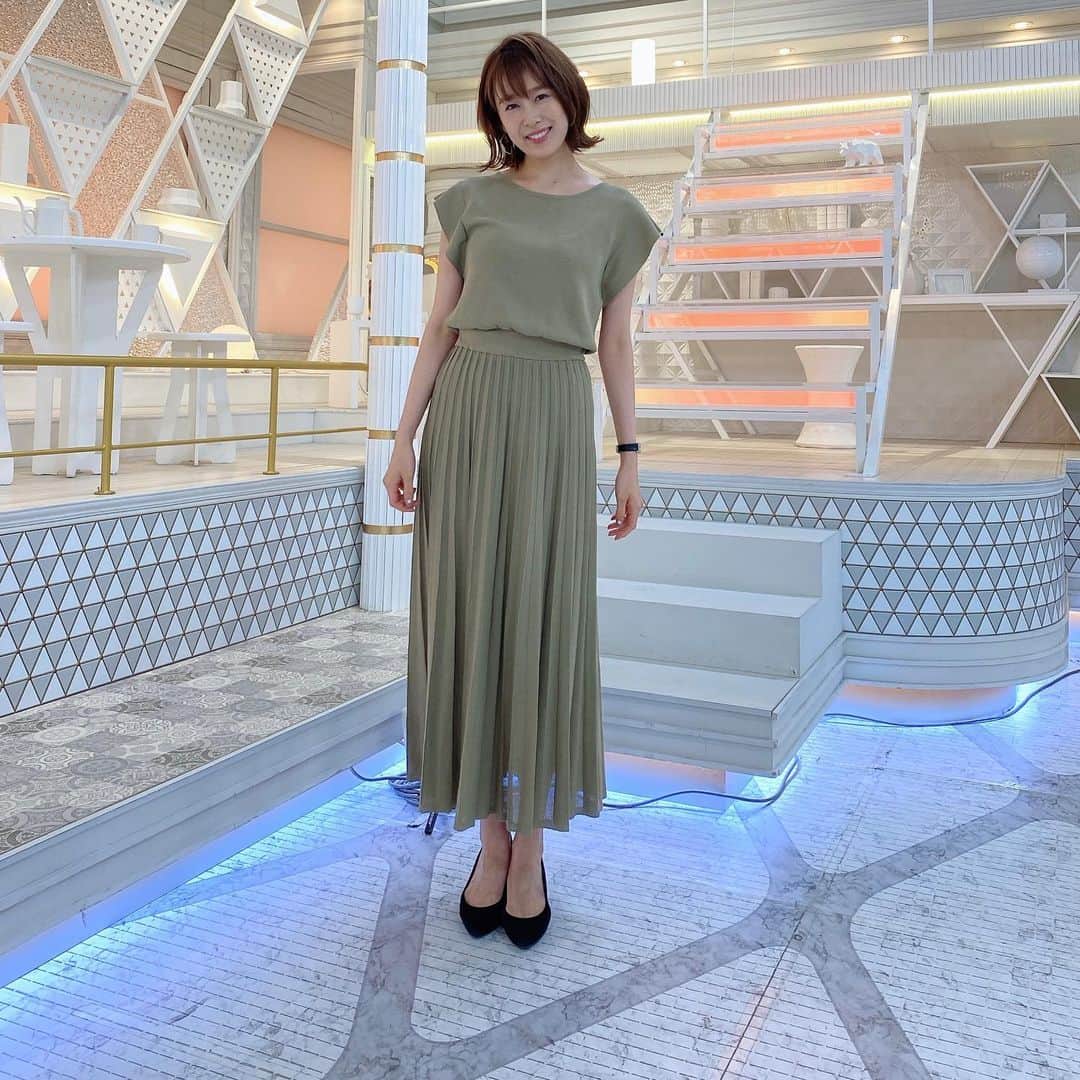 のインスタグラム：「【イチオシファッション】 今週の良原アナのイチオシファッションはこちら💁‍♀️  7/14(水)の衣装です👠 《スタイリストさんからのイチオシポイント💫》  stola.の一枚でサラリと上品に着れる ニットワンピースです👗 スカート部分がプリーツになっているところが ポイントです✨  関東も梅雨明けし、いよいよ夏本番ですね🌻 みなさま体調には十分気をつけて よい週末をお過ごしください😌  #Nスタ #TBS #井上貴博 #ホラン千秋 #良原安美 #アナウンサー #イチオシファッション #コーディネート #ootd #レディースファッション #ファッションスナップ #大人ファッション #オフィスカジュアル #通勤コーデ」