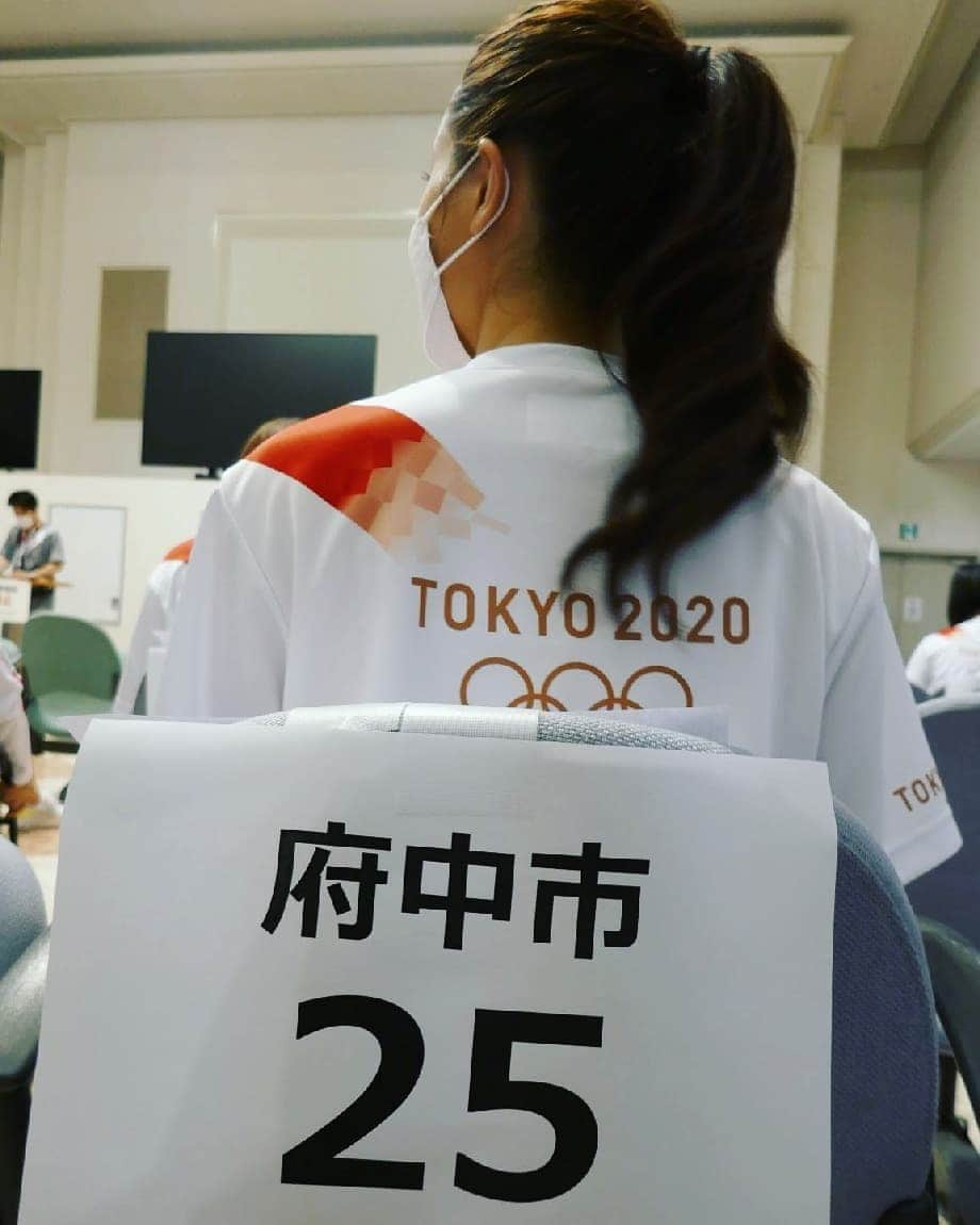 土屋太鳳さんのインスタグラム写真 - (土屋太鳳Instagram)「My thoughts and hope upon being an Olympic torch relay runner.  On July 14, I had the privilege of being a torch relay runner for Tokyo Olympic and Paralympic Games starting on July 23, 2021. . The sacred Olympic flame that I finally met had traveled one extra year from Olympia. It was small but adorable and energetic.  . 東京は一気に夏へと突き進んでます。 そういえば2020年の前、何よりも心配してたのは この暑さだったなぁと思い出しながら 今日は、昨日書いたように ７月１４日に参加した  #東京オリンピック・パラリンピック競技大会 #聖火 #トーチリレー での時間で思ったことを お伝えしてみたいなと思います。 急に暑くなると 屋内の競技でも体温調整が難しくなるので、 調整している選手の方々や関係者の方々、 応援している方々や支えている方々、 どうかお気をつけてください。 そして 読んでくださっている方々も、水分補給など 大切にしてくださいね。 . 聖火というと 私は大きくて華やかなイメージを持ってました。 前の国立競技場で何回か走る機会があった時も 上に見えていた聖火台がすごく大きかったし テレビで観てきた歴代の聖火も 大きくて華やかだったので。 . でも私が出会った聖火は オリンピアからの旅のために小さな聖火となっていて、 予定より1年も長く旅をし、 待ち続けた小さな炎は 驚くほど愛らしく、小さな生き物のように 懸命に燃えていました。 . #ココロカラダ前へ #UpliftingMinds」7月17日 14時06分 - taotsuchiya_official