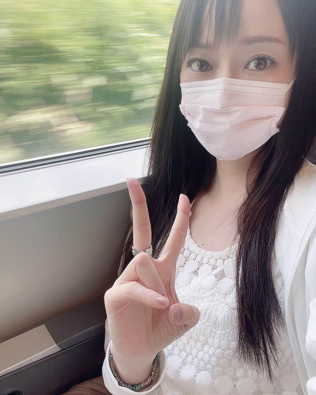 吉山りささんのインスタグラム写真 - (吉山りさInstagram)「🚆  (✌🏻️'ω'✌🏻️)  ☮️   #peace  #ピース  #吉山りさ #美容 #Japan #フリーモデル #女子旅 #一人旅 #モデル #model #Japanese #バスタオル女子 #バスタオルモデル #温泉 #温泉ソムリエ #秘湯 #温泉モデル #温泉女子 #hotsprings #温泉旅館 #写真 #写真撮影 #撮影モデル #photography #旅行 #旅 #電車 #white   スーツケースコロコロ🕺🏼コロ助〜🧜🏻‍♀️」7月17日 14時17分 - oreorerisa