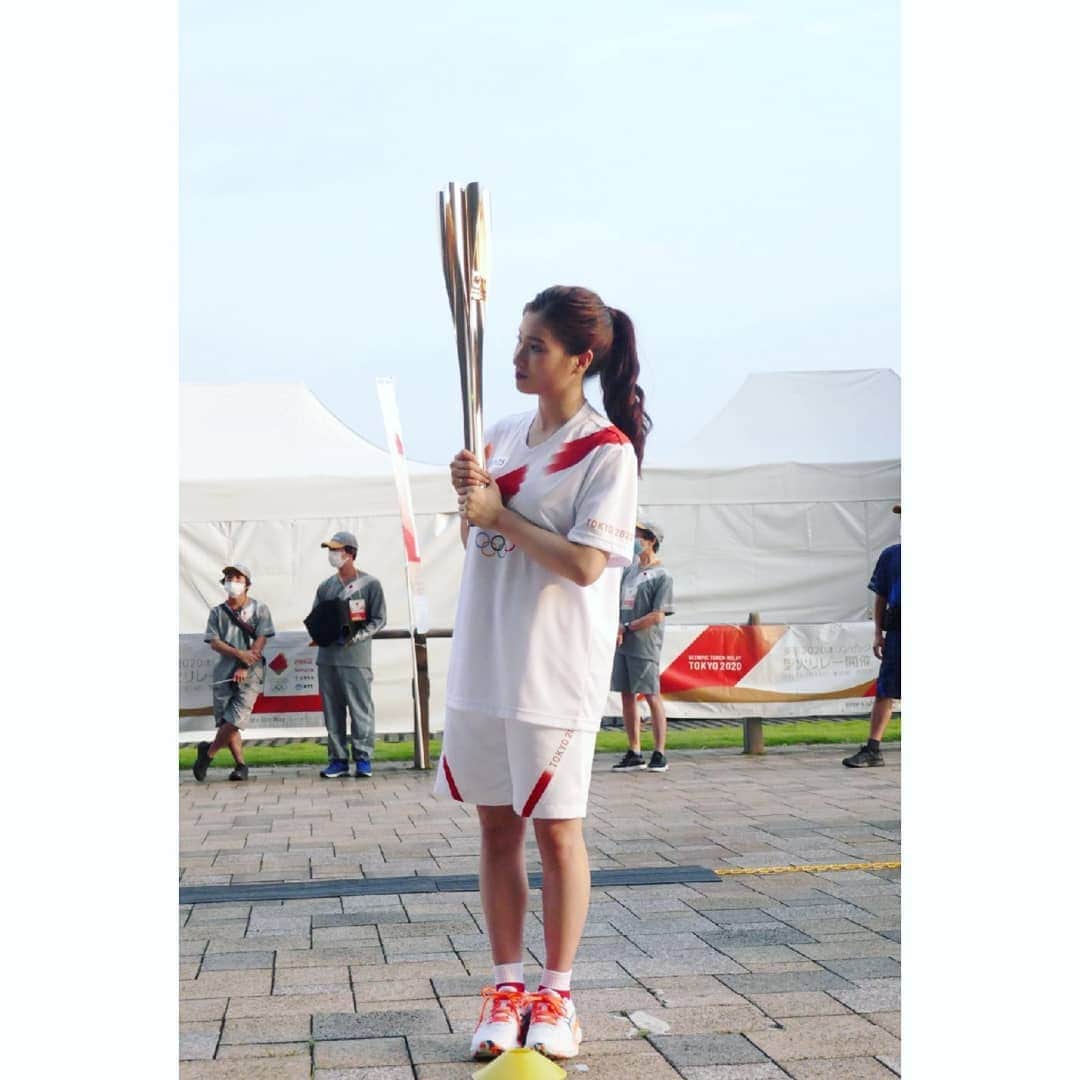 土屋太鳳さんのインスタグラム写真 - (土屋太鳳Instagram)「All the athletes who come together in Tokyo in summer of 2021, still a very challenging time all around the world, were also once upon a time junior-athletes just like me.   I imagine they went through some hard challenges and difficult times.  Hoping that the little flame I carried would light “the place all athletes and supporters longed and aimed to get to”, I decided to participate as a torch runner with sincere wish to relay the thoughts and wishes of all torch runners who ran before me.  厳しい状況と闘い続ける２０２１年の夏に、 世界中から東京に集まる選手たちも、 かつては私と同じ「幼き選手」だったと思います。 夢を追う途中には、辛い日もあったかもしれません。 それはアスリートご本人だけじゃなく 支える人たちや応援する人たちも同じだと思います。 . この炎が、アスリートと応援する人たちにとって 「辿り着きたい場所」を照らし続ける限り、 心を込めて繋げたいと思い、祈りと共に繋ぎました。 .  トーチリレーの写真の私が ずっと横を向いているのは、 私が見ている方向にランナーの人たちがいて、 横にならんで聖火を繋いでくれているから。 私自身、陸上で走っていた頃を思い出すような 懐かしい空気を感じる時間でした。 . #ココロカラダ前へ #UpliftingMinds」7月17日 14時23分 - taotsuchiya_official