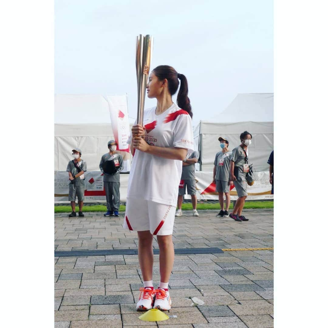 土屋太鳳さんのインスタグラム写真 - (土屋太鳳Instagram)「All the athletes who come together in Tokyo in summer of 2021, still a very challenging time all around the world, were also once upon a time junior-athletes just like me.   I imagine they went through some hard challenges and difficult times.  Hoping that the little flame I carried would light “the place all athletes and supporters longed and aimed to get to”, I decided to participate as a torch runner with sincere wish to relay the thoughts and wishes of all torch runners who ran before me.  厳しい状況と闘い続ける２０２１年の夏に、 世界中から東京に集まる選手たちも、 かつては私と同じ「幼き選手」だったと思います。 夢を追う途中には、辛い日もあったかもしれません。 それはアスリートご本人だけじゃなく 支える人たちや応援する人たちも同じだと思います。 . この炎が、アスリートと応援する人たちにとって 「辿り着きたい場所」を照らし続ける限り、 心を込めて繋げたいと思い、祈りと共に繋ぎました。 .  トーチリレーの写真の私が ずっと横を向いているのは、 私が見ている方向にランナーの人たちがいて、 横にならんで聖火を繋いでくれているから。 私自身、陸上で走っていた頃を思い出すような 懐かしい空気を感じる時間でした。 . #ココロカラダ前へ #UpliftingMinds」7月17日 14時23分 - taotsuchiya_official