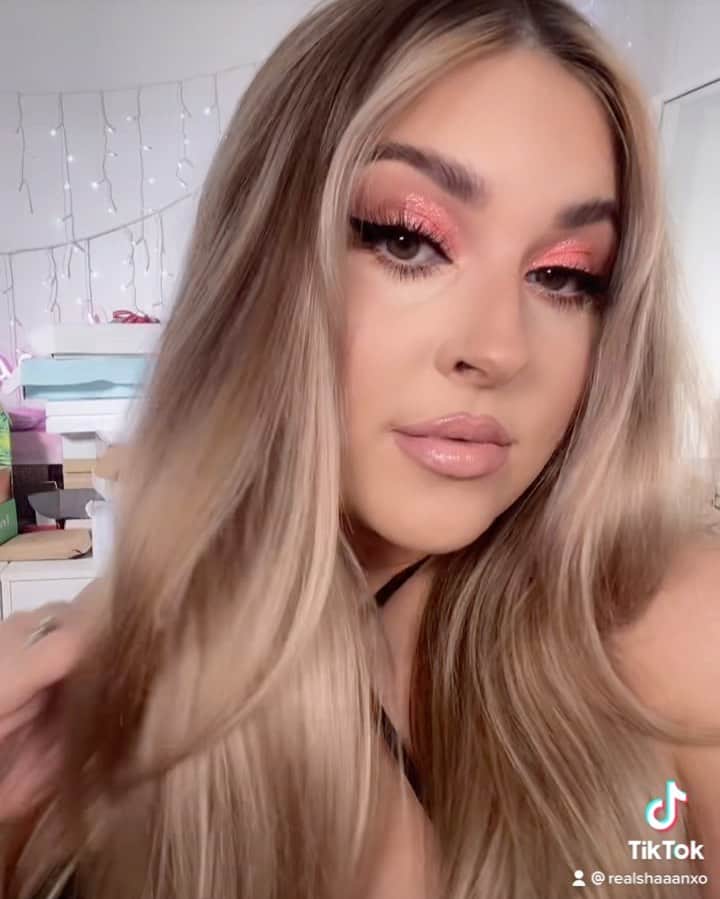 Shannonのインスタグラム：「When you get the “where you at” text and you’re only up to your brows 🥴🎶 ready for @iamemwa @leemvtthews tonight 🕺🏻✨ what are your weekend plans?」