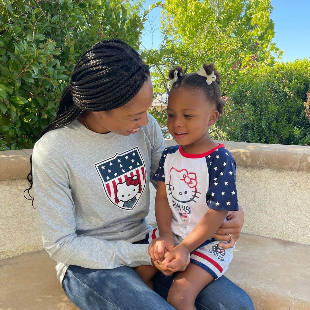 アリソン・フェリックスのインスタグラム：「Young Allyson is pinching herself right now. My obsession with @hellokitty started as a young girl and now I am able to share that love and message of friendship and kindness with my own little one. Check out the limited edition #HelloKittyxTeamUSA collection. Link in bio @teamusa #ad」