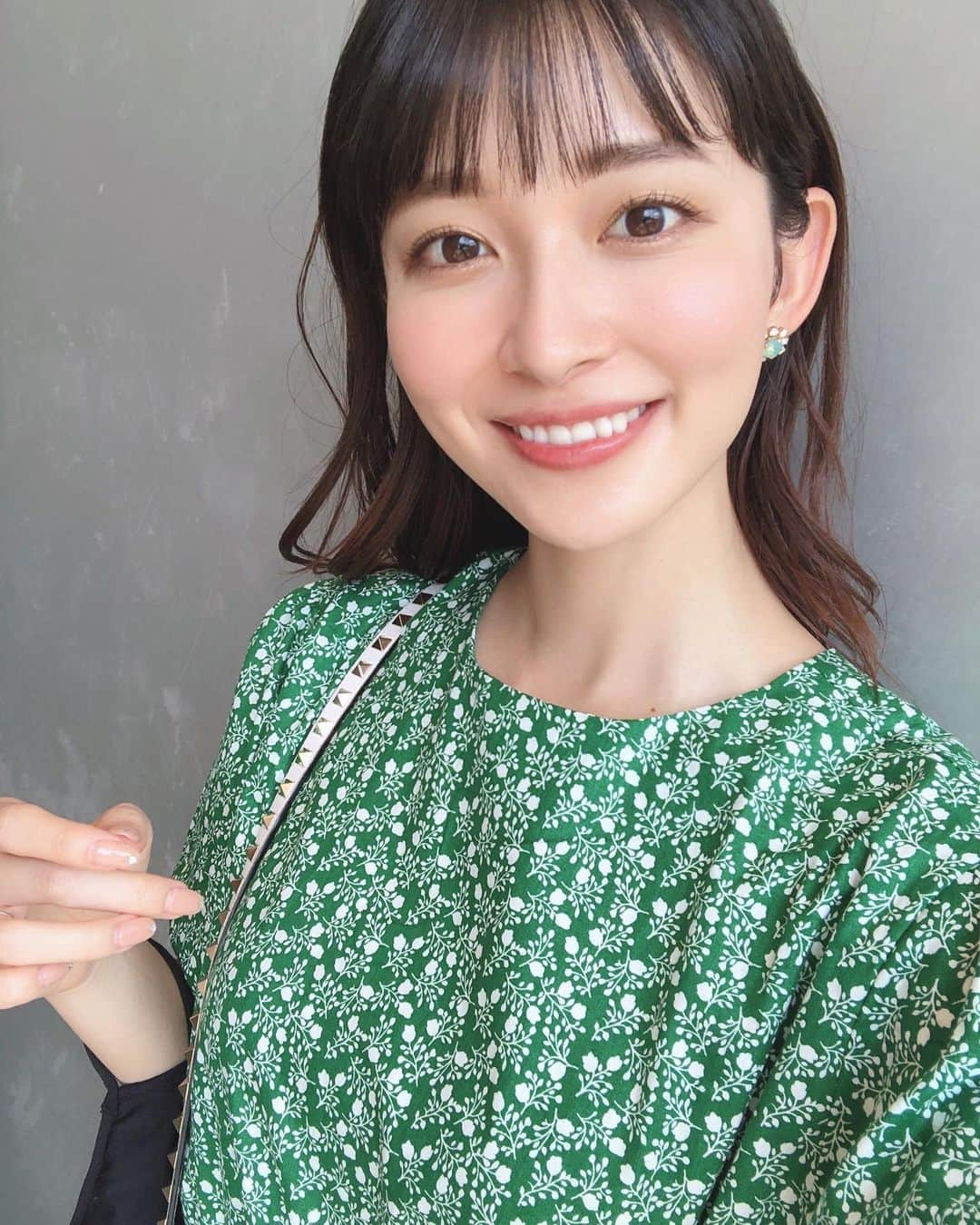 山本里菜さんのインスタグラム写真 - (山本里菜Instagram)「. グリーンのワンピースに 作ったピアスの緑色を合わせて💚☺️  梅雨が明けて暑い夏が やってきましたね〜🌻 皆さん熱中症にくれぐれもお気をつけくださいっ！！！  #グリーンコーデ #緑コーデ #ピアス　#アクセサリー　#ハンドメイドアクセサリー #ハンドメイドピアス #ジュエリー　#jewelry #piercing #green #handmade #handmadeaccessory #夏　#暑い」7月17日 18時28分 - rinayamamoto_0622