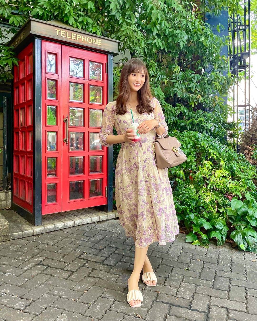 のインスタグラム：「毎週スタバのストロベリー飲んでる…🍓🍓🍓 一番好きなのがバニラフラペだから、 これはもうほんとにすき…🥺💭笑  dress @stella_tokyo.jp #stellatokyo  bag @gucci #gucci sandals @nanouniverse_official #nanouniverse  このワンピ、生地が柔らかくて着心地良い〜💐 色味もめちゃくちゃ好きな感じ🤍 なんと10%オフで¥6,000くらいになってました✨  #coordinate#ootd#Japanese#japanesegirl#instafashion#rubi_fashion#男の子ママ#新米ママ#東京ママ#夏服#新作#오오티디#아웃핏#ステラトーキョー#セール#花柄#花柄ワンピース」
