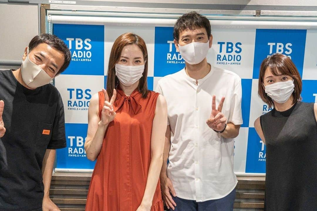 真飛聖さんのインスタグラム写真 - (真飛聖Instagram)「TBSラジオ 『土曜ワイドラジオTOKYOナイツのちゃきちゃき大放送』聴いてくださった方、ありがとうございました☺︎  殆ど経験のない生放送のラジオ・・・ ナイツの塙さん、土屋さん そして出水さんのお陰で、 とっても楽しい時間を過ごすことが出来ました✨  何か、ずーっと笑っていた気がします（笑）  アメブロの方に感想書きました📝  あ〜楽しかったなぁ♡  #TBSラジオ #土曜ワイドラジオTOKYOナイツのちゃきちゃき大放送 #ナイツ さん #塙宣之 さん#土屋伸之 さん #出水麻衣 さん」7月17日 18時57分 - sei_matobu