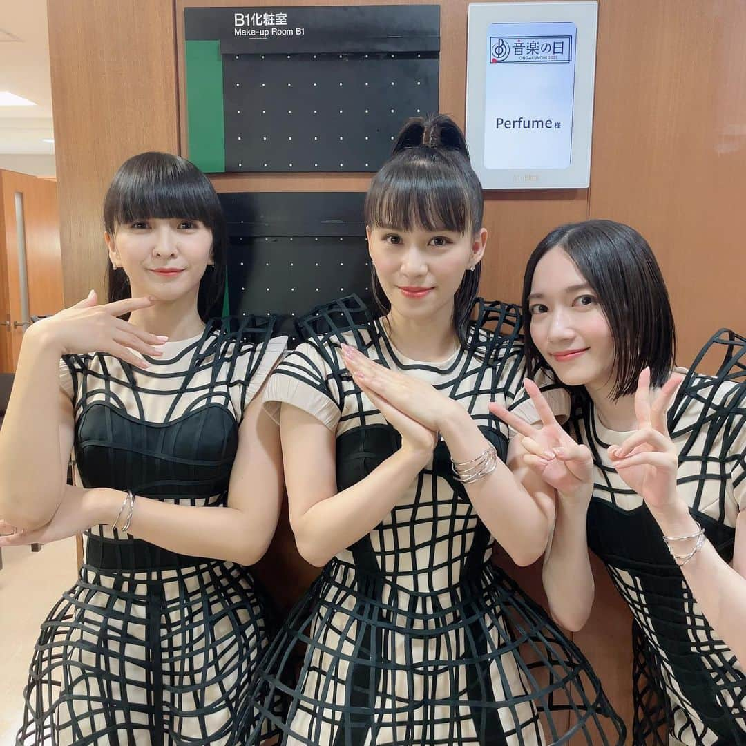 Perfumeさんのインスタグラム写真 - (PerfumeInstagram)「TBS「音楽の日」📺にて「ポリゴンウェイヴ」フルサイズを披露させていただきました✨ ご覧いただいたみなさまありがとうございました🎶  本日からTikTokでは #ポリゴンダンスチャレンジ がスタート! みなさんの投稿お待ちしています💃✨  Performed “Polygon Wave” at TBS 📺”Ongaku no Hi“ today✨  On TikTok #PolygonWaveDanceChallenge just started! Pls enter your dance with the tag #ポリゴンダンスチャレンジ Let’s dance with us🎶  #prfm」7月17日 19時04分 - prfm_official