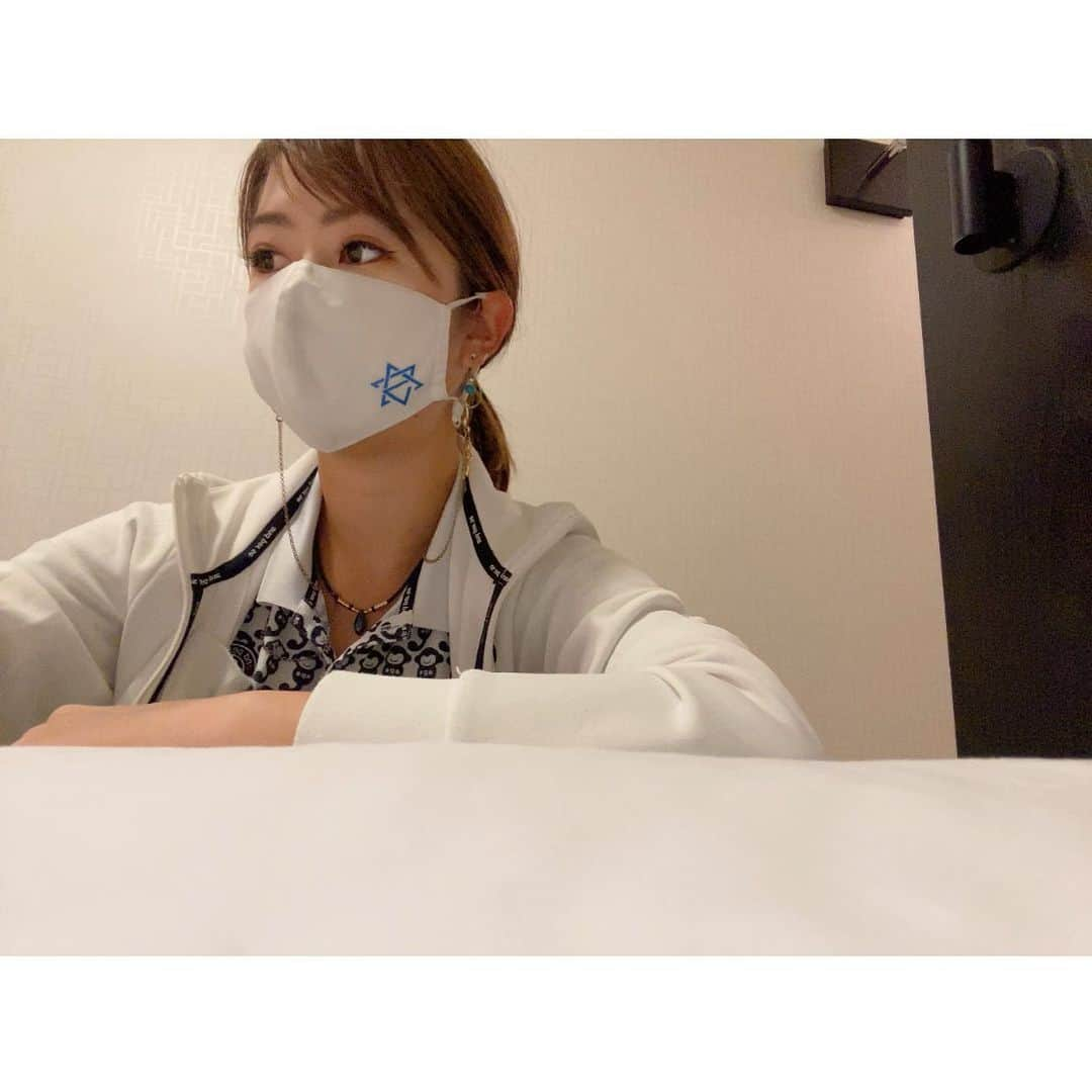 青木茉里奈さんのインスタグラム写真 - (青木茉里奈Instagram)「⛳️ 先日、動画を撮っていた時の🎥 お仕事前のホテルでの朝☀️ この時に着けているマスクは、妹(@serenaaoki_official のオリジナルロゴマスク！white ver. _ _ _ _ _ _ _ _ _ _ _ _ _ _ _ _ _ _ _ _ _ _ _ _ _ _ _ _ #golf #training  #andperse #ecco #eyevol」7月17日 19時10分 - marinaaoki28