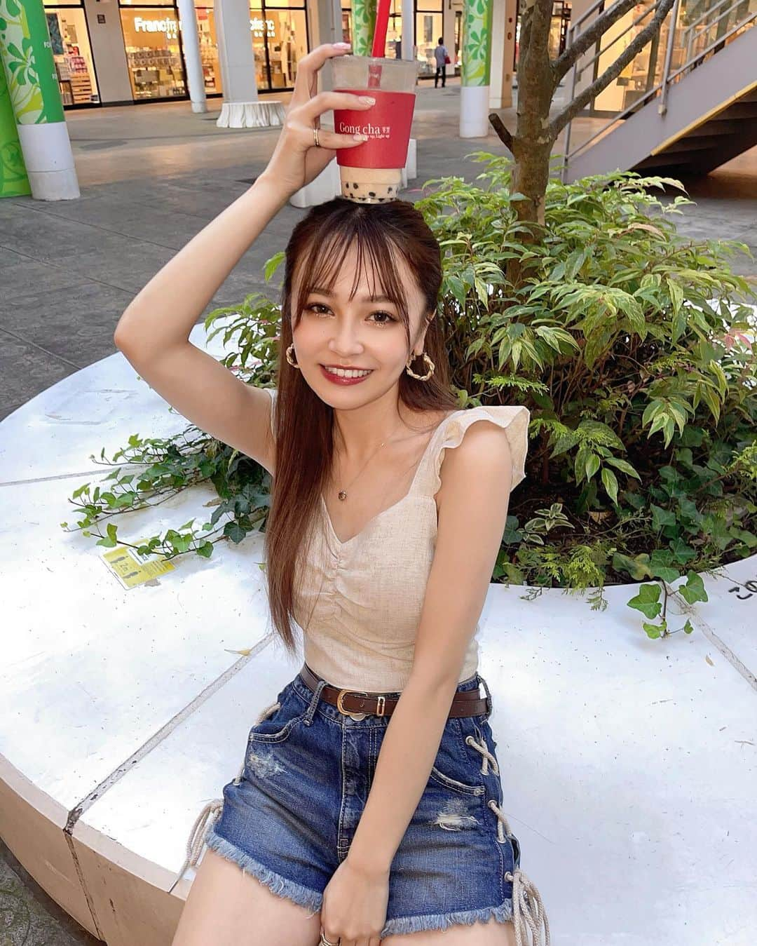 土屋怜菜（れいぽよ）さんのインスタグラム写真 - (土屋怜菜（れいぽよ）Instagram)「⁡ ⁡ 久々にタピったけどタピってるだけで楽しそう🤣笑 ⁡ ⁡ そういえば @tokyo_ace_clinic で 脱毛してきたの〜💓  あんま痛くなかったし丁寧に施術してもらえたよ😉 夏に向けて今からでもすべすべ肌めざしてます🙌🏼 #tokyo_ace_clinic #美容皮膚科 #医療脱毛 #脱毛 ⁡ ⁡ パリジェンヌも @chipieee_tokyo で していただいたよ👀💞 担当は @chipieee_ayaka さん🤍 今回もめっちゃ上がって素敵な仕上がりで まつげ復活したよーっ！！！ ⁡ ⁡ 昨日のインスタライブでも質問が来てた topsは @tothesea_hawaii 🌞🌴 ⁡」7月17日 19時11分 - reipoyo_0411