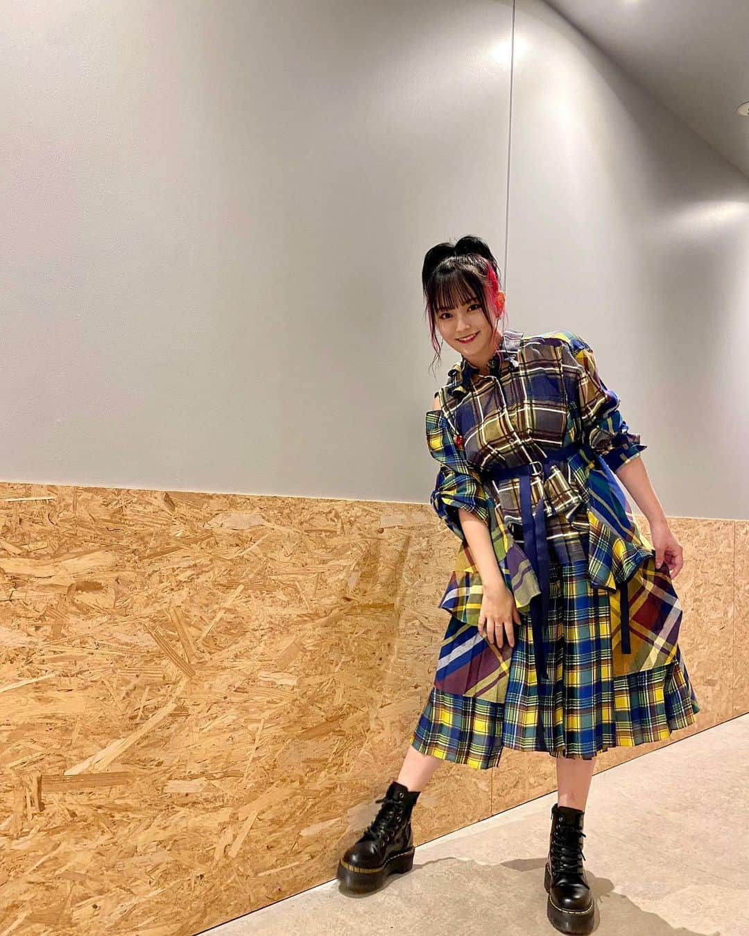 山本彩さんのインスタグラム写真 - (山本彩Instagram)「. バースデーLIVE スタイリングはこんな感じでした🥳 衣装もメイクもおきゃわ☺️🤍 . #山本彩 #live #衣装 #sacai #キラキラメイク #インナーカラー #ピンクカラー」7月17日 19時22分 - sayaka__714