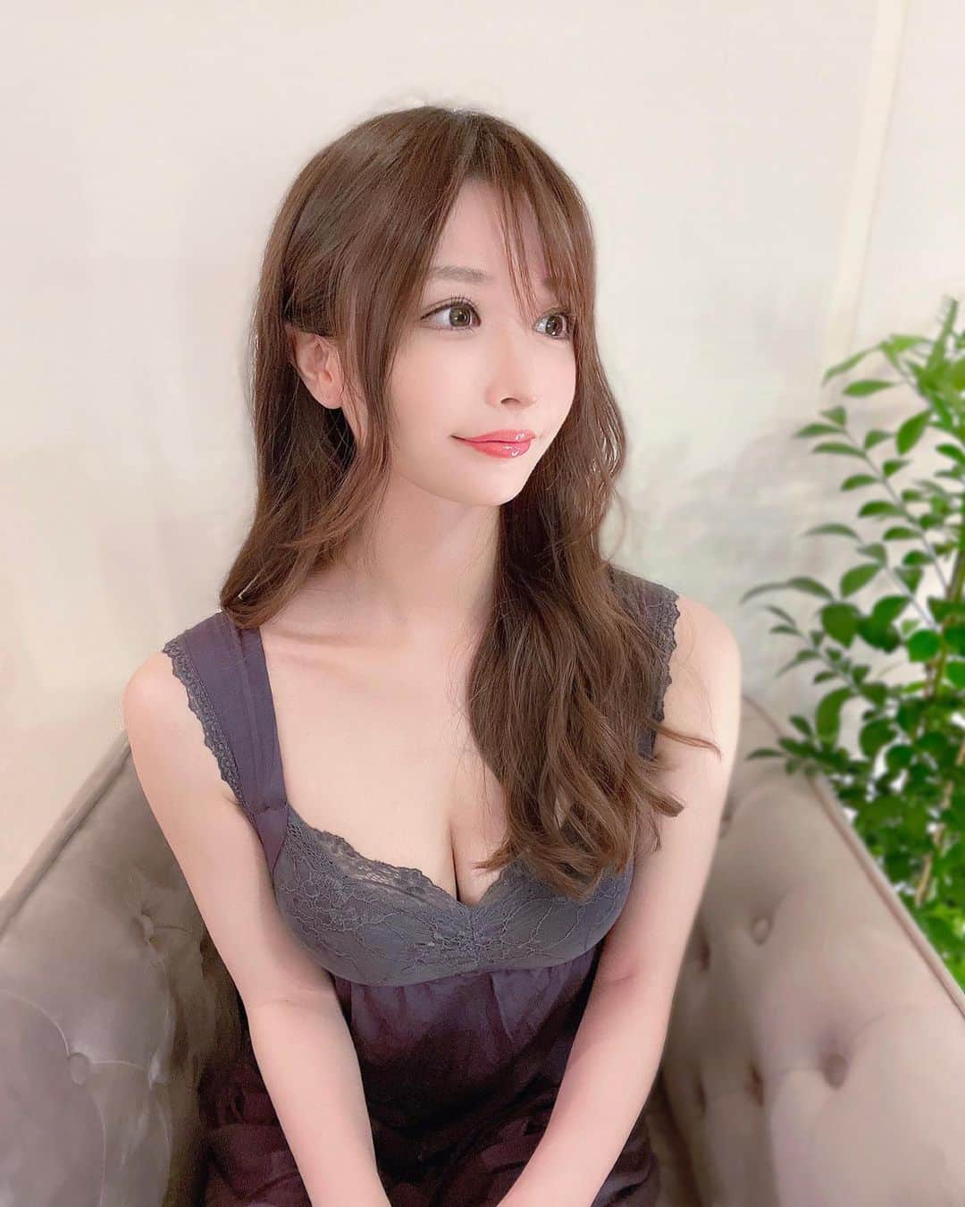 吉見衣世のインスタグラム：「このナイトブラワンピース…まじで色も形も可愛すぎて感動してる…！！！ インナーにブラの機能がついてるし1枚で過ごせて肌触りも良いし完璧🥺💕 キャミ&ショーパンのセットもあって迷ったけど私はワンピースにした🧚‍♀️  皆はルームウェアはどんなの来てますか？🐤  @tu_hacci  #ブラキャミ#キャミソール#ブラトップ#かわいい#女子力#夏コーデ#女子力アップ#ルームウエア#ルームウェア女子#バストケア#部屋着#パジャマ#ルームウェア#ナイトウェア#ブラジャー#ツーハッチジョシ#tu_haccipic」