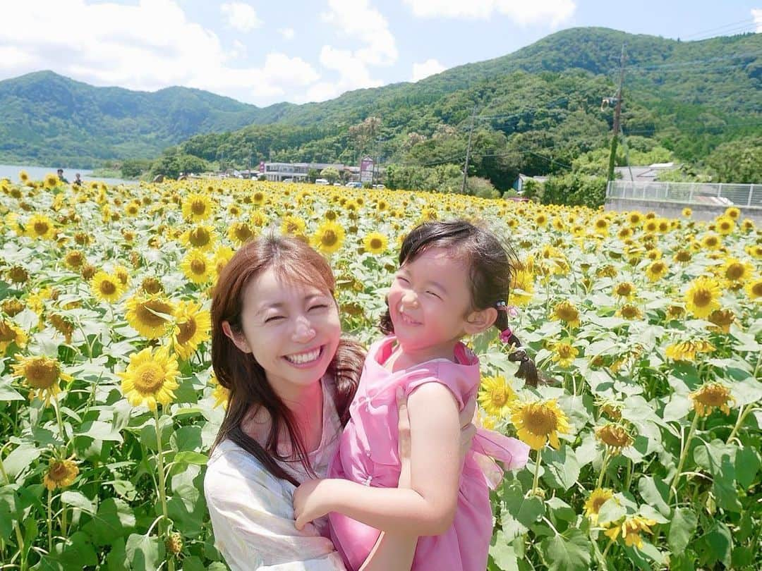 北﨑千香子のインスタグラム：「笑うと目がなくなる選手権😊🏅笑 ＊ 指宿の池田湖にあるひまわり畑🌻 ピーク過ぎてた感あったけどギリギリセーフ💨 ＊ ほかに見頃のとこあるかな〜？🗣 ＊ #🌻　#📸　#👧」