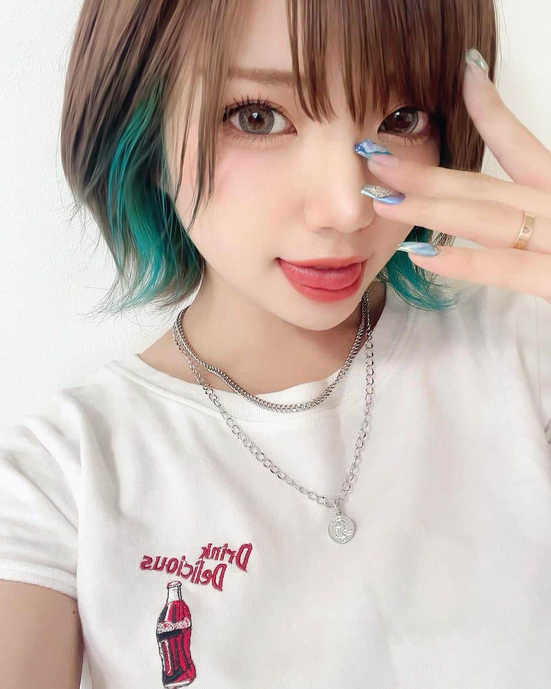 みきでりさんのインスタグラム写真 - (みきでりInstagram)「💙ご報告💙part 2 @mignonnebijoux_accessory さんとのコラボで販売するもう１つのネックレスはコインとチェーンの組み合わせ🪙⛓✨ これはメンズにもおすすめっっ🖤 Tシャツとか水着の時にあるといいよ👍 サイズ調整もしやすいので安心‼️ 男女問わず身につけられる商品です😆🌴🧡  7/18(日)21:00〜発売です🐳💙✨ プチプラ価格なので、 お気軽にお買い求めください🧚‍♀️👛🌸 ㅤ ㅤ ㅤ ㅤ  #シルバーアクセサリー#シルバー#シルバーアクセ#シルバーネックレス#ネックレス#アクセサリー#チェーンネックレス#ネックレス重ね付け #silver #silveraccessory #silverjewelry #silvernecklace #chainnecklace #コラボ商品 #コラボ #プチプラ #プチプラ高見えコーデ #プチプラアクセ #ペアルック #夏コーデ #ユニセックス #ユニセックスアクセサリー #コインネックレス」7月17日 19時45分 - mikidelicious