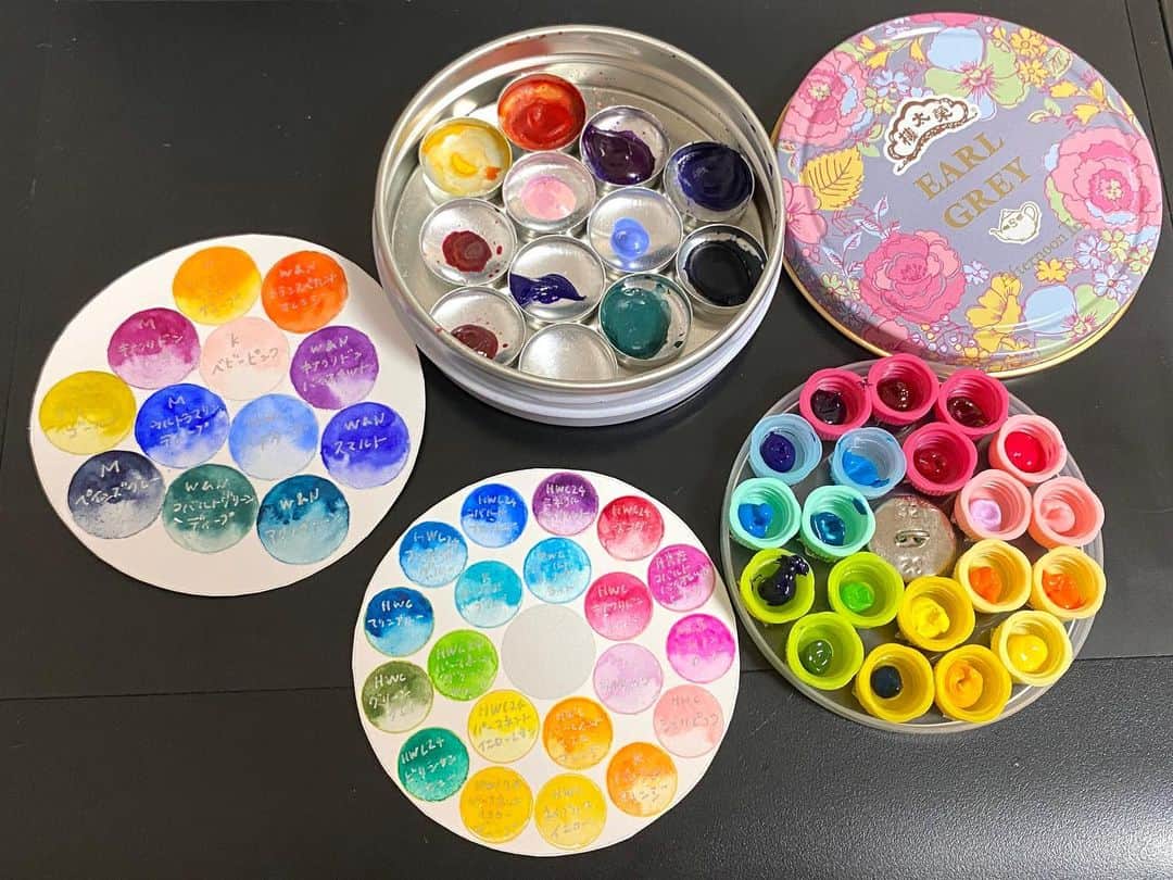 miya(ミヤマアユミ)さんのインスタグラム写真 - (miya(ミヤマアユミ)Instagram)「2階建てのミニパレットを作りました。 魔法のコンパクト感もあって大変可愛いです🔮  サブパレットとして新しい色や、メインパレットに入らなかった色を中心に並べています🎨32色あるのでこれ１つでも充分🪄  材料は丸缶以外は100円ショップです🪙  #画材 #画材収納 #水彩 #watercolor  #ウィンザーアンドニュートン #マイメリブルー #シュミンケ #ホルベイン #クサカベ #月光荘 #色見本」7月17日 19時57分 - miya78pic