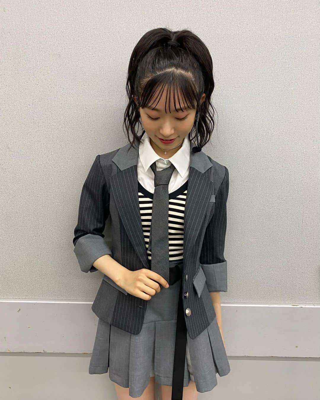 のインスタグラム：「. ୨୧┈┈┈┈┈┈┈┈┈┈୨୧ . AKB48 58th ニューシングル 『根も葉もRumor』 . TBS 音楽の日　にて 初披露させていただきました！ . ロックダンス いかがでしたか？ 私のポジションはもしかしたら 一番動いてるかも。。。？ . ポニーテールは盛り盛りに盛っていただきました！！ 新衣装も一人一人違うので注目ポイントです！ . 私は歌割りも衣装もボーダー（レス） . #音楽の日 #AKB48 #新曲 #根も葉もrumor  #ポニーテール #制服 . ୨୧┈┈┈┈┈┈┈┈┈┈୨୧」