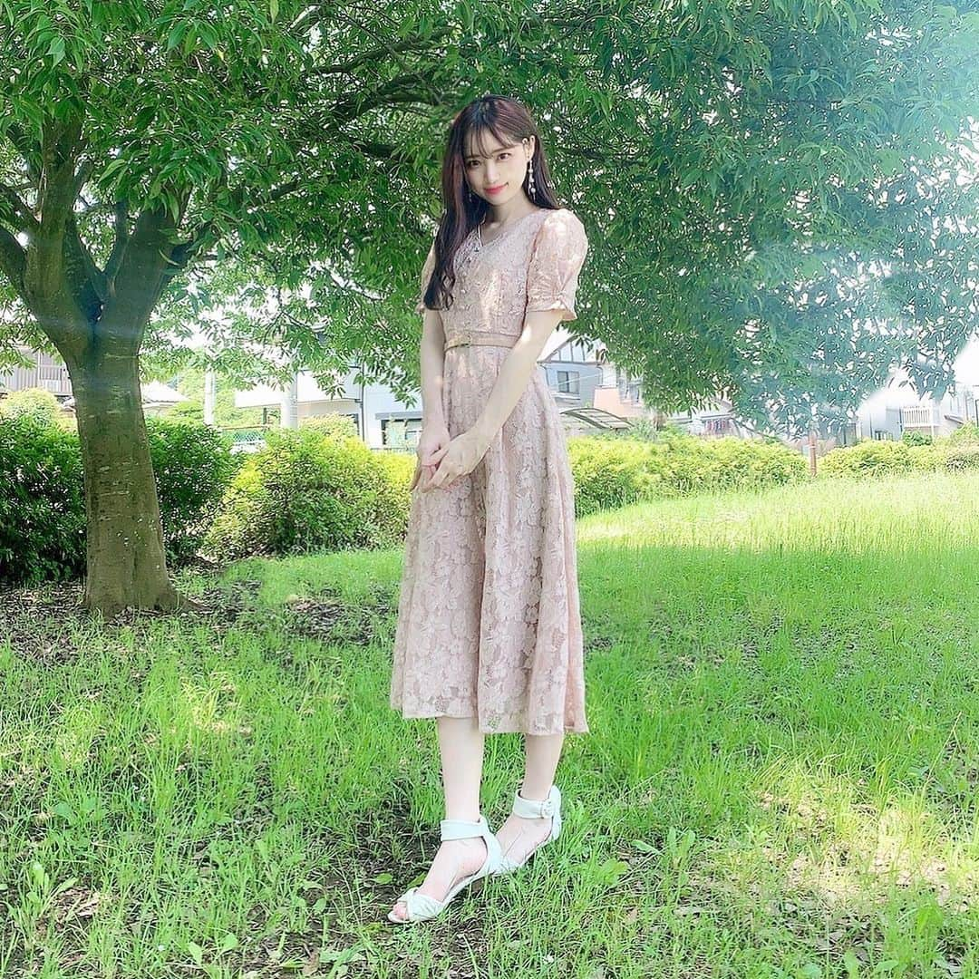 小越しほみさんのインスタグラム写真 - (小越しほみInstagram)「最近久しぶりに髪色暗めで前髪短め 自分では気に入ってるのだけどどうでしょう？💇🏼‍♀️ ・ 小西さんとcoaの皆さん ありがとうございます😌✨ ・ キレイめワンピも久しぶりに着たけど この髪だと清楚っぽい服も合うね🐰 ・ ・ ・ ・ ・ ・ ・ ・ ︎︎︎︎☑︎onepiece… @beradiance_official  ・ #beradiance #ビーラディエンス #レースワンピース #ピンクベージュ #ピンク #夏コーデ #ファッション #ootd #ワンピース #田舎 #公園 #自然 #緑のある暮らし #田舎暮らし #キレイめコーデ #きれいめコーデ #coa」7月17日 20時06分 - shihomi1129