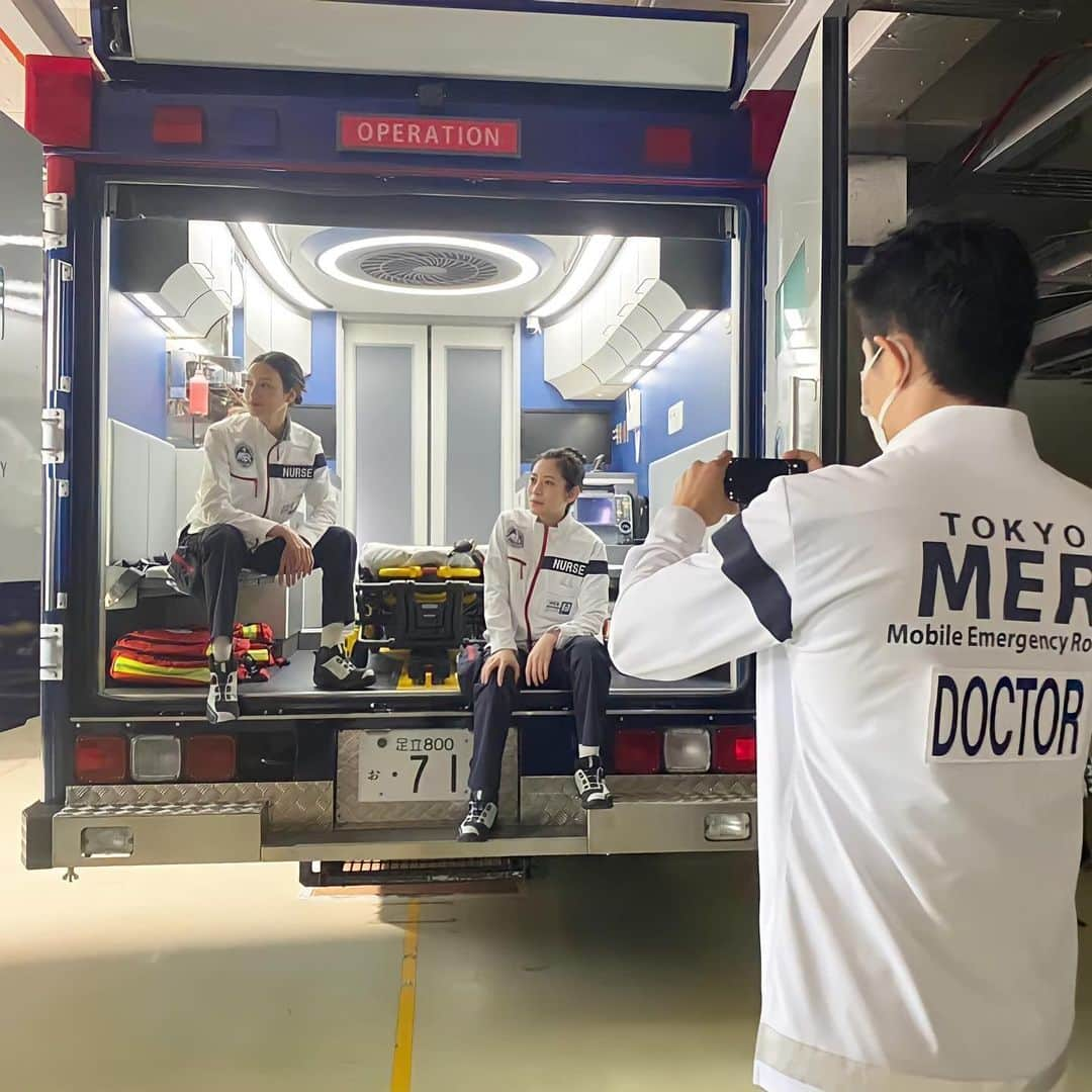 TOKYO MER～走る緊急救命室～さんのインスタグラム写真 - (TOKYO MER～走る緊急救命室～Instagram)「🚑  撮影の合間に✨ 夏梅さん(#菜々緒 さん)とミンさん(#フォンチー さん) どこみてるのー👀？  喜多見先生(#鈴木亮平 さん)後ろ姿もかっこいい👨‍⚕️  明日はいよいよ第3話！！ 第2話をまだみていない方はTVerで📺  #tokyomer」7月17日 20時14分 - tokyo_mer_tbs