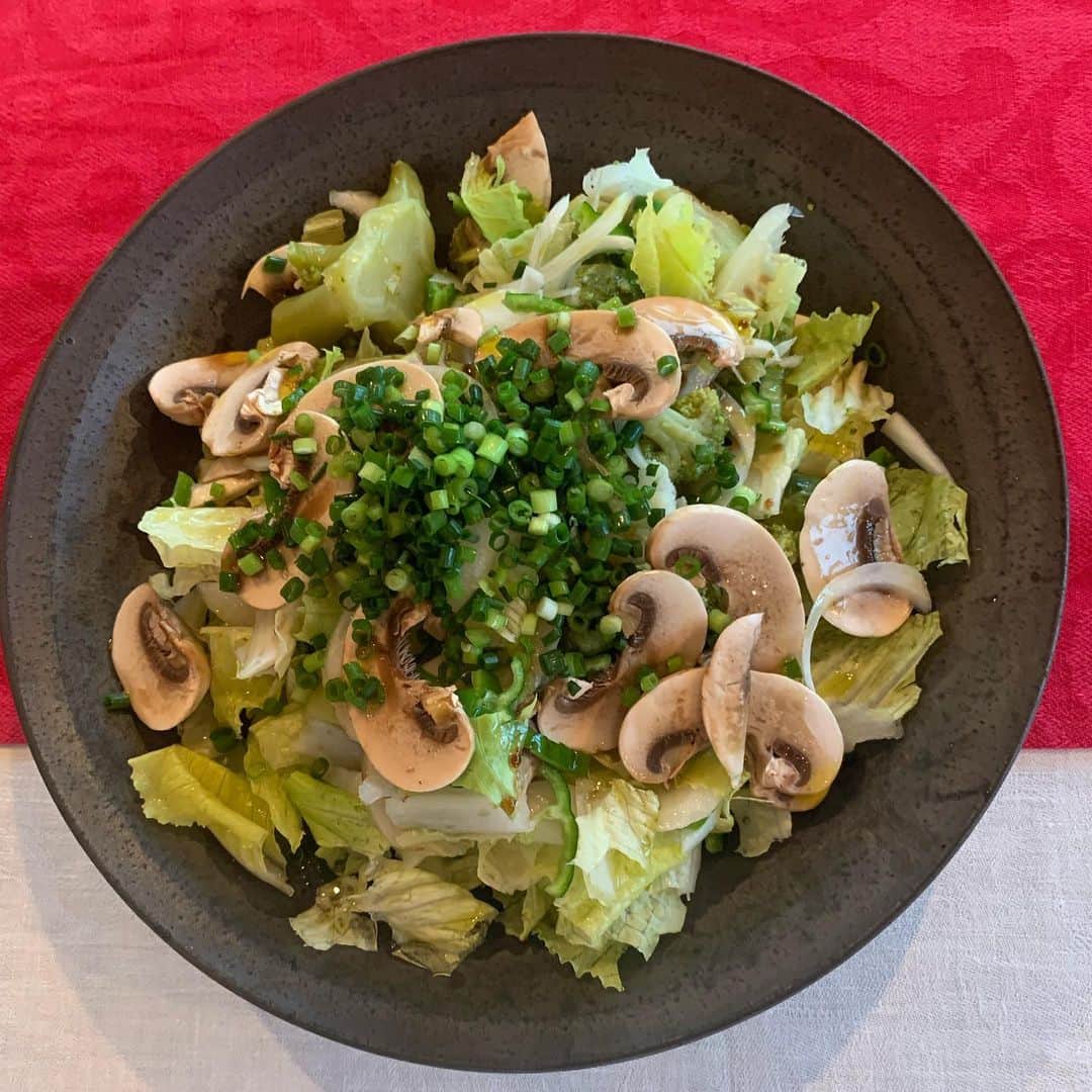 夏木マリさんのインスタグラム写真 - (夏木マリInstagram)「#おうちご飯 #salad  #boneinchicken #timesaving  #yummy   今夜はこんな感じ🍴 サラダが食べたくて、 冷蔵庫のものみんな入れた！」7月17日 20時14分 - mari_natsuki