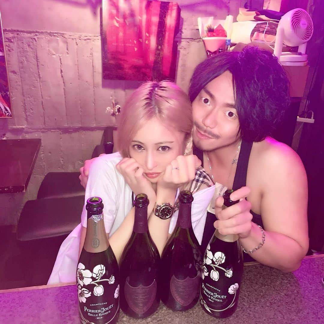 桜井野の花のインスタグラム：「念願のカマたく様の所に やっと飲み行ってきました🥺🥂💕 ・ ツイッターのまんまと言うか、それ以上に面白かった🤣✨ ・ 閉店作業してる時に駆け込んだから 独り占め出来て最高でした💋 ・ また、飲み行こーっと🤫♥️ ・ ・ #歌舞伎町#バー#区役所通り#craze#シャンパン#ドンペリロゼ#ベルエポック#Burberry」