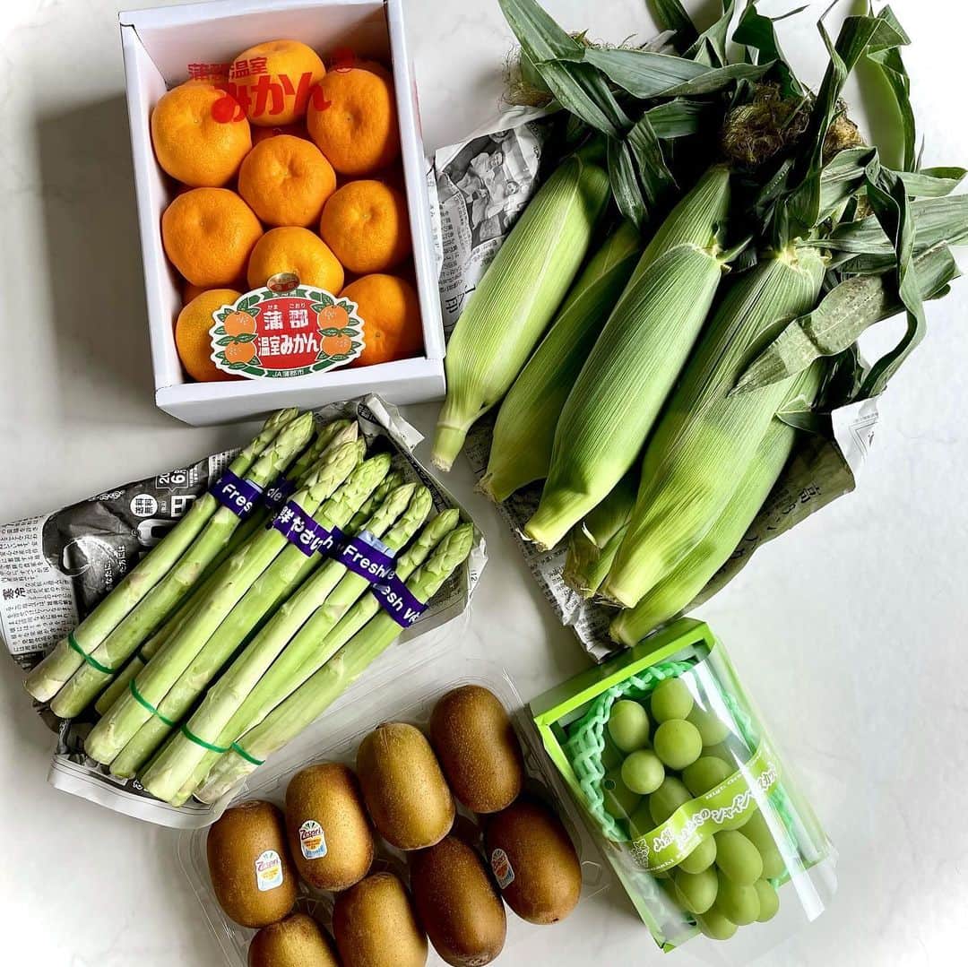 薄井しお里さんのインスタグラム写真 - (薄井しお里Instagram)「アスパラは、ただ焼いて、そして塩胡椒オリーブオイルを少々。 これだけで幸せ。 とうもろこしもそのままが幸せ。 野菜も果物も大好きだぁぁぁぁ😭✨✨✨ #農家さんに感謝　#野菜らぶ　#宮城の野菜　#宮城の野菜も届きました」7月17日 20時23分 - shiori.uuu