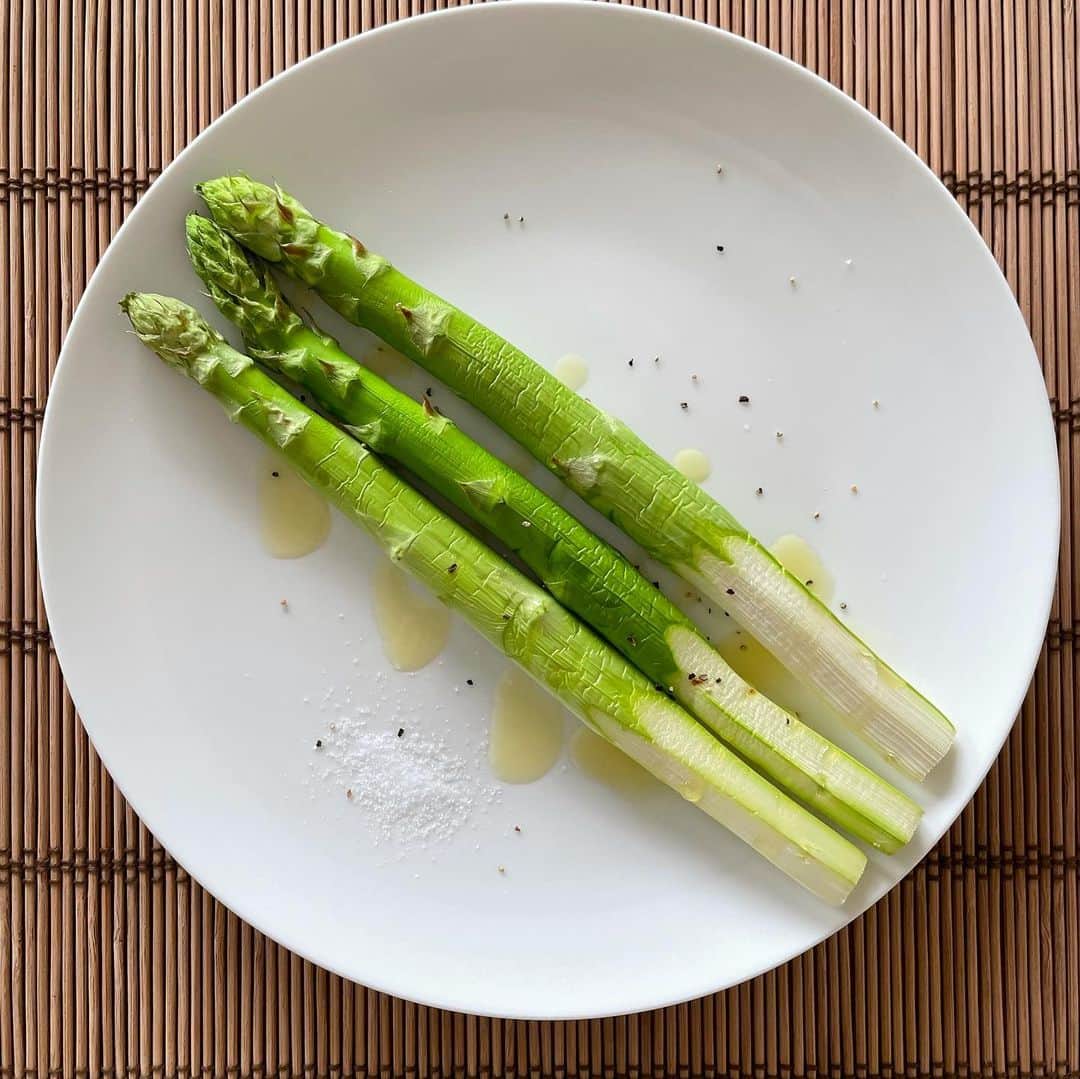 薄井しお里さんのインスタグラム写真 - (薄井しお里Instagram)「アスパラは、ただ焼いて、そして塩胡椒オリーブオイルを少々。 これだけで幸せ。 とうもろこしもそのままが幸せ。 野菜も果物も大好きだぁぁぁぁ😭✨✨✨ #農家さんに感謝　#野菜らぶ　#宮城の野菜　#宮城の野菜も届きました」7月17日 20時23分 - shiori.uuu