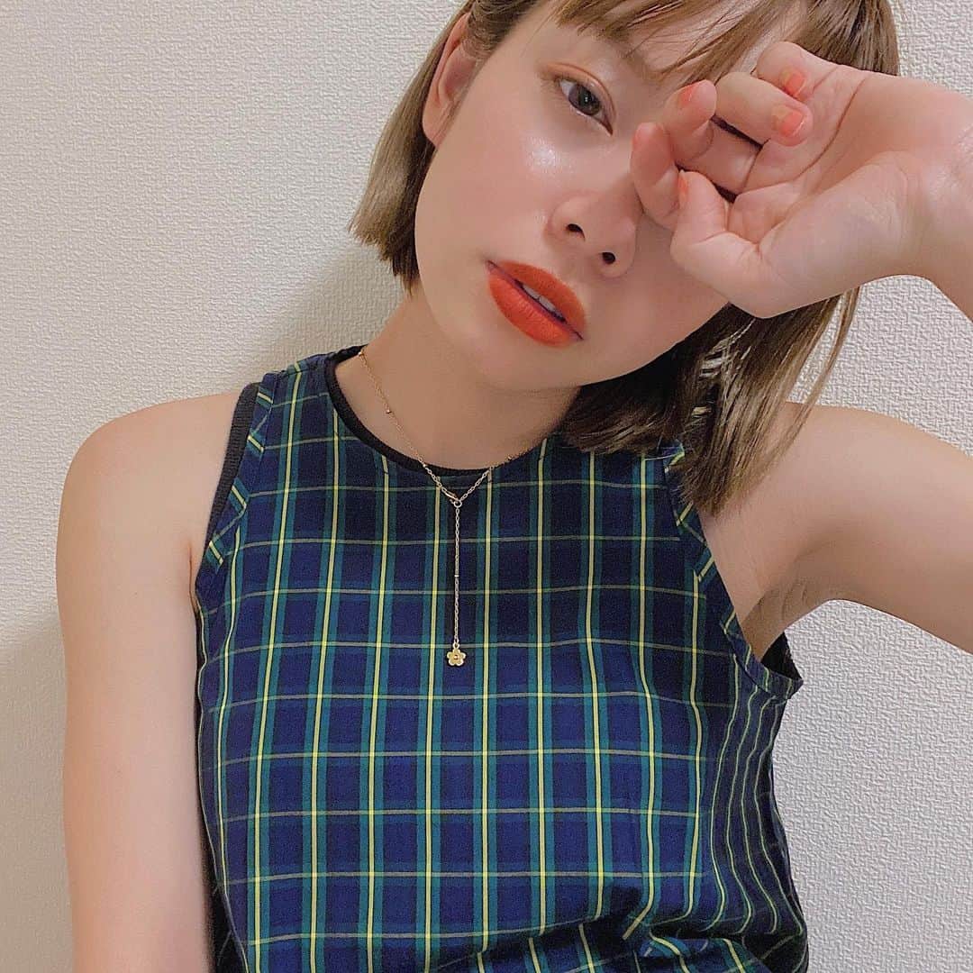福地夏未のインスタグラム：「🪴 grayのアクセサリーふたつめ♡ @gray____accessories   パールのネックレスは存在感があって素敵だけど、 今回はゴールドの華奢なものを💐 実は揺れる部分にお花のモチーフがついていて 華奢なのにポイント感があって最高にかわいい、、 パールの重ねてつけてもよさそう◎ _ #gold #accessory #new #necklace #gift #flower」