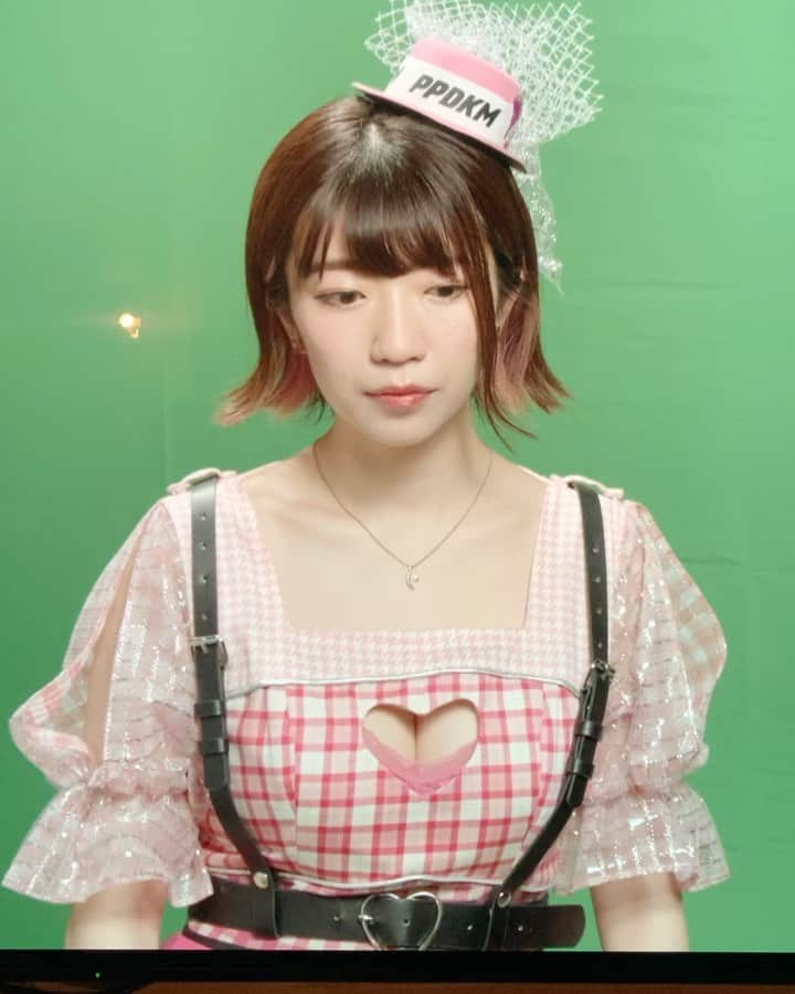 ぱいぱいでか美のインスタグラム：「練習と本番 . でか美祭のCM撮ったときの動画！ マネージャーさんがとってくれてた😂 真顔で黙々と練習してからの、本番です。笑 でか美祭情報、続々と出してますので ぜひハイライトでチェックしてね！ グッズもたくさん出ます！ . でか美祭の前にアコースティックライブもやります！ 自主企画好きすぎるやろ。 こちらは来週の土曜日です。 チケット発売中！ストーリーにリンク貼りました✌🏻 . #ぱいぱいでか美　#でか美ちゃん #でか美祭」