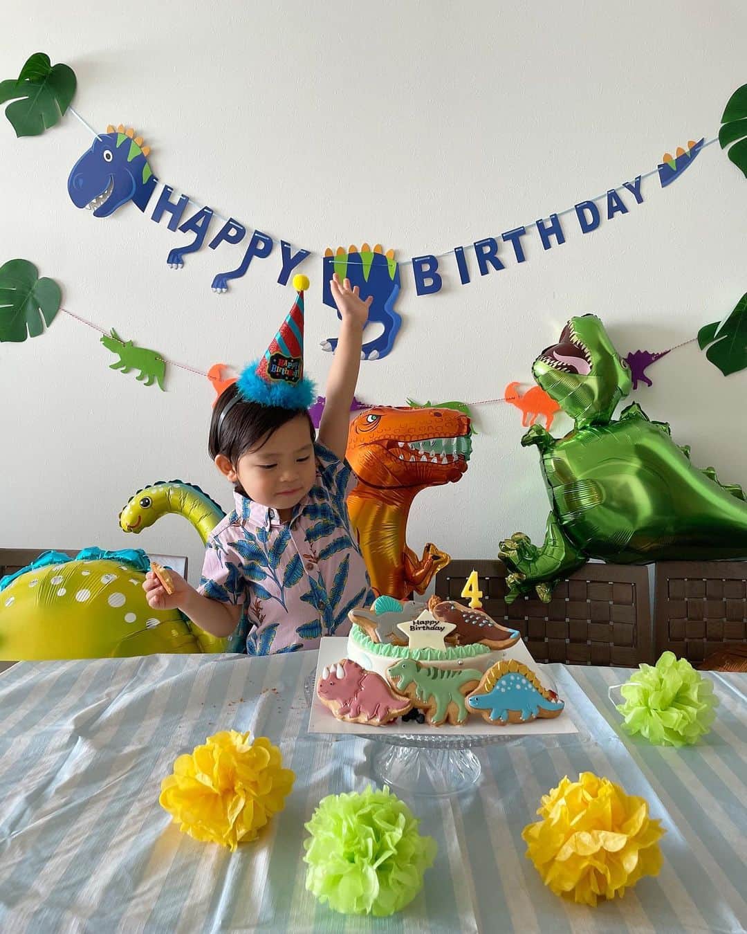 春名亜美さんのインスタグラム写真 - (春名亜美Instagram)「お誕生日当日の朝、起きてきて一言目が「ケーキないじゃん。」だった次男でしたが、本日ちゃんとお祝いさせて頂きました🎂  今回ももちろんケーキは @bonsweetsandcongrats さんでオーダー🎂 「リアルな恐竜ではなく、可愛い感じの恐竜で」とオーダーしただけで、今回も理想を遥かに超えるケーキを作って下さいました🎂🎈 これで、美味しさも比例するからすごいよね。  「写真撮りたいからちょっと待って！！」と言った時にはもう口にクッキー入ってた😌  次男は次男らしく。 おもしろキャラでお友達沢山できたらいいな😌  "4歳"  この1年でぐんとお兄ちゃんぽくなるんだろうな。 丸いほっぺたも、太くて短い足も、まだまだ完璧じゃないおしゃべりも、お昼寝しちゃうところも…ママとしてはもう少しこのままでいてほしいな😚 ・ ・ ・ #happybirthday #4歳 #4歳男の子 #恐竜アイシングクッキー #恐竜ケーキ #恐竜お誕生日会 #bonsweetsandcongrats #キャラクタークッキー #キャラクターケーキ #アイシングクッキー #恐竜 #dinosaur #birthdayparty #birthdaycake」7月17日 21時16分 - amiharunaami