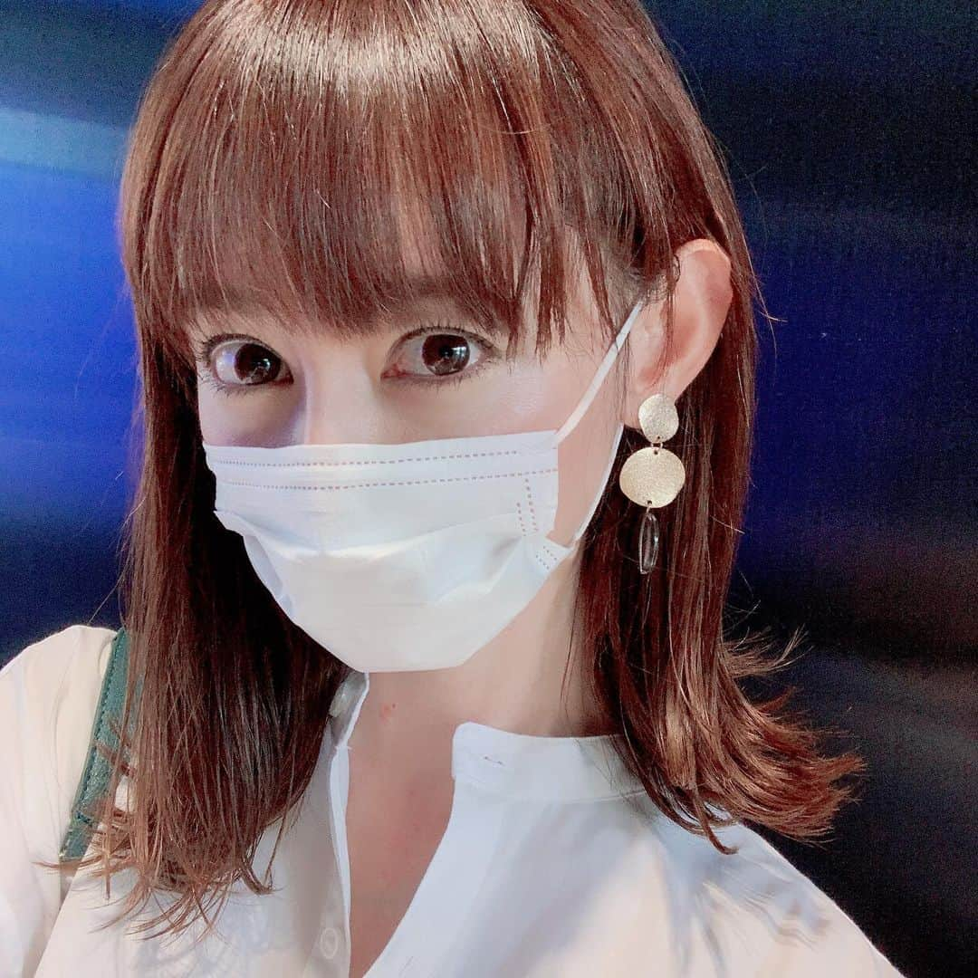 秋山莉奈さんのインスタグラム写真 - (秋山莉奈Instagram)「珍しい自撮り。 髪の毛バッサリ切ったよ✂️  @matsuharu_evoke に何となくの雰囲気を伝えて、カラーも長さもお任せで。 すごくセットしやすくなった〜 いつもありがとう。  #秋山莉奈#夏ヘアー #軽くなった」7月17日 21時10分 - akiyama_rina