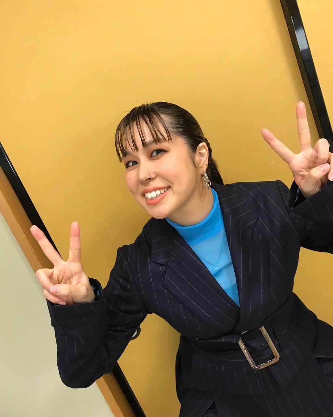 AIのインスタグラム：「今日は音楽の日でした✨✨✨アラジンの主題歌で共演した京本さんも本当にありがとうございました！！！  出演者の皆さんの歌でまたこっちも元気をもらいました✨✨✨音楽はやっぱいいですね✨✨✨  見てくれたみんな、いつも支えてくれてありがとうね！！今日もみんなのおかげで頑張れました💪💪💪💛💛💛💛  ハピネスで一緒にでてくれたダンサーのKINGとQINGもいつも最高のパワーでありがとう🔥🔥🔥❤️  また音楽の日も出れて嬉しかったです！！スタッフの皆さんもきっと色々考えて作った番組で最高でした！  長渕さんも最高だったな🔥🔥🔥💪💪💪さすがでした！！！  とにかく今日も感謝の１日でした🙏🙏🙏❤️  皆さんもどうか楽しんでますように✨✨✨✨またねー！！！お疲れ様でしたーーーーーー✨✨✨✨🙏🙏🙏🙏🙏  @tbs_ongaku  @sixtones_official  @kingofswag143  @qingjapan   @semoh_official  @ujoh.official   #音楽の日  #京本大我 #アラジン  #ai  #ハピネス」