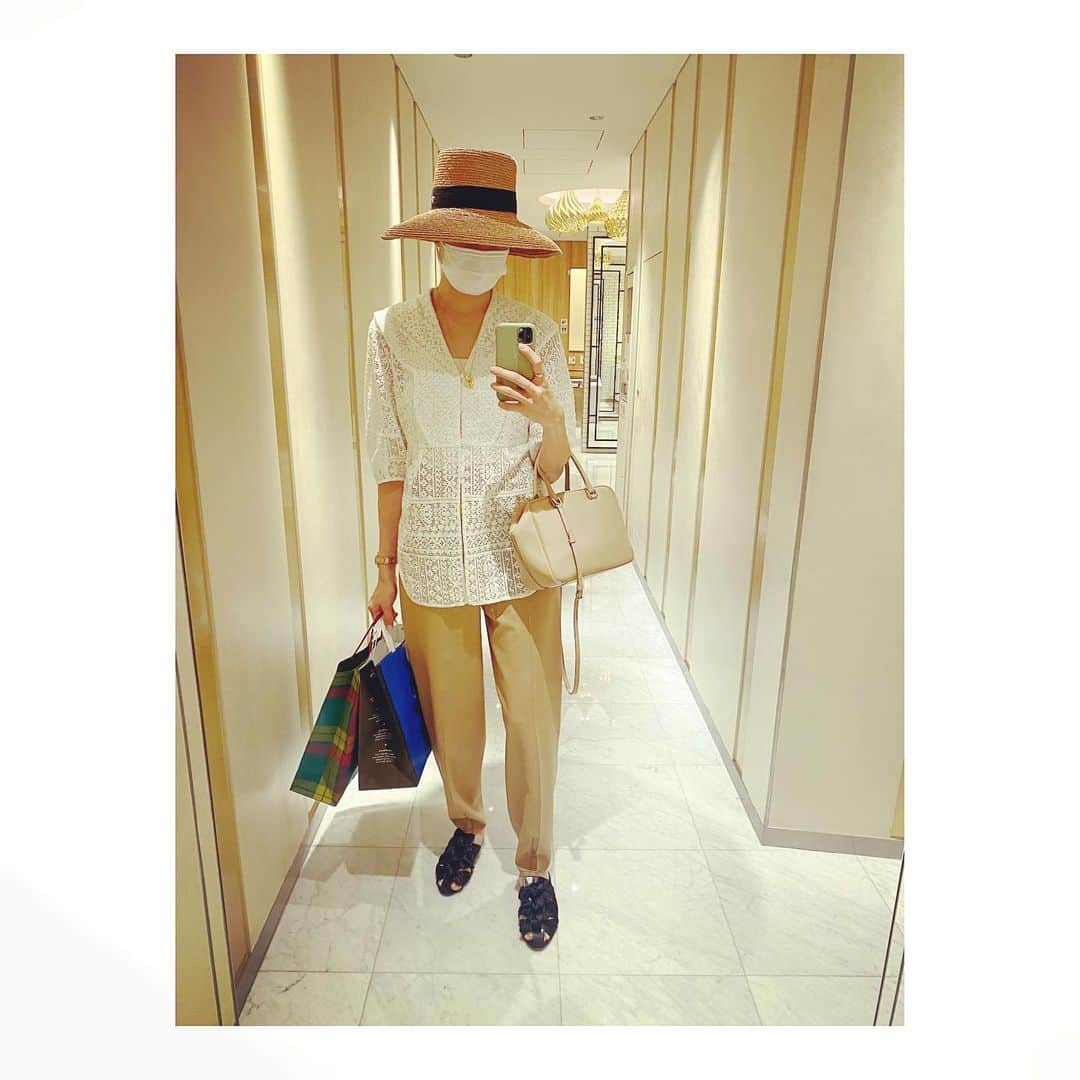 笹川友里さんのインスタグラム写真 - (笹川友里Instagram)「本日のわたくし  スナフキン並みに目深  hat helenkaminski  blouse baycrews  pants marni shoes the row bag jilsander」7月17日 21時26分 - sasagawayuri