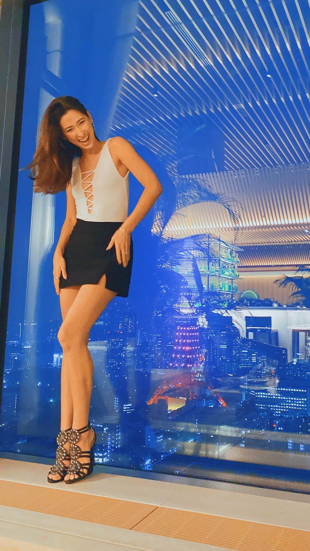 メロディー洋子のインスタグラム：「I don’t know if you’ve been feeling it too, but it’s been hard for me to not daydream about all of the places I want to go and all of the people I want to see.   Over the past few days I’ve been more conscious about being more present to where I am now and loving where I am now. Once I let go of my wants and changes, I feel more alive and happier with the things around me, my daily life and experiences.   I know that we won’t be separated forever and that we are actually never separated in love.   I’m using this opportunity to tap deeper into love and that love starts from me! ❤️😘✨  A good quote I heard recently is “If it’s not an F* Yes! then it’s not it.” I’ve spent so much time questioning and considering that my F* Yes was getting lost in the mix. No more half in half out, no more wondering. I’m here for the 💯❤️ Let’s go! 🗼✨  🌃 @toranomonedition  #melodystravels #melodyexploresjapan #tokyotower #東京 #夜景」