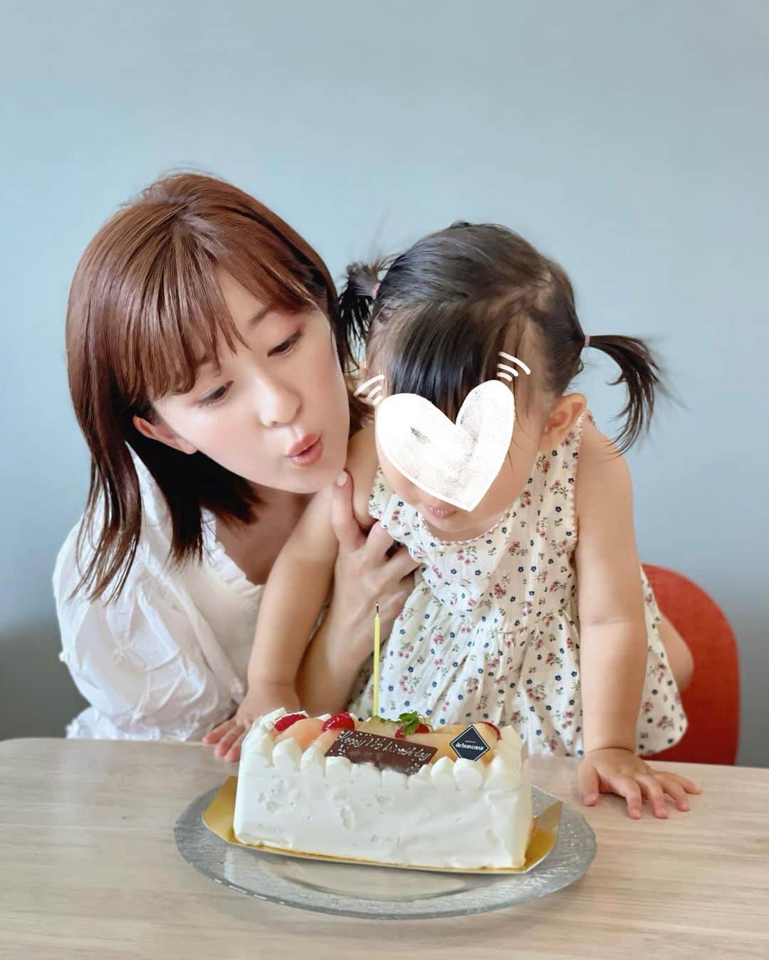 のインスタグラム：「・ 先日 娘が1歳半に🎂❤️ みんなでケーキでお祝いしました🌻  1年半 風邪ひとつ引かず 元気に毎日笑ってくれて 本当にありがとう。 大好きだよ🤍  娘が生まれてすぐ 大変なことが多くなってしまった世の中ですが 娘が暮らす未来が 今より明るく平和であることを 心から願っています。 私も長生きしないと☺️」