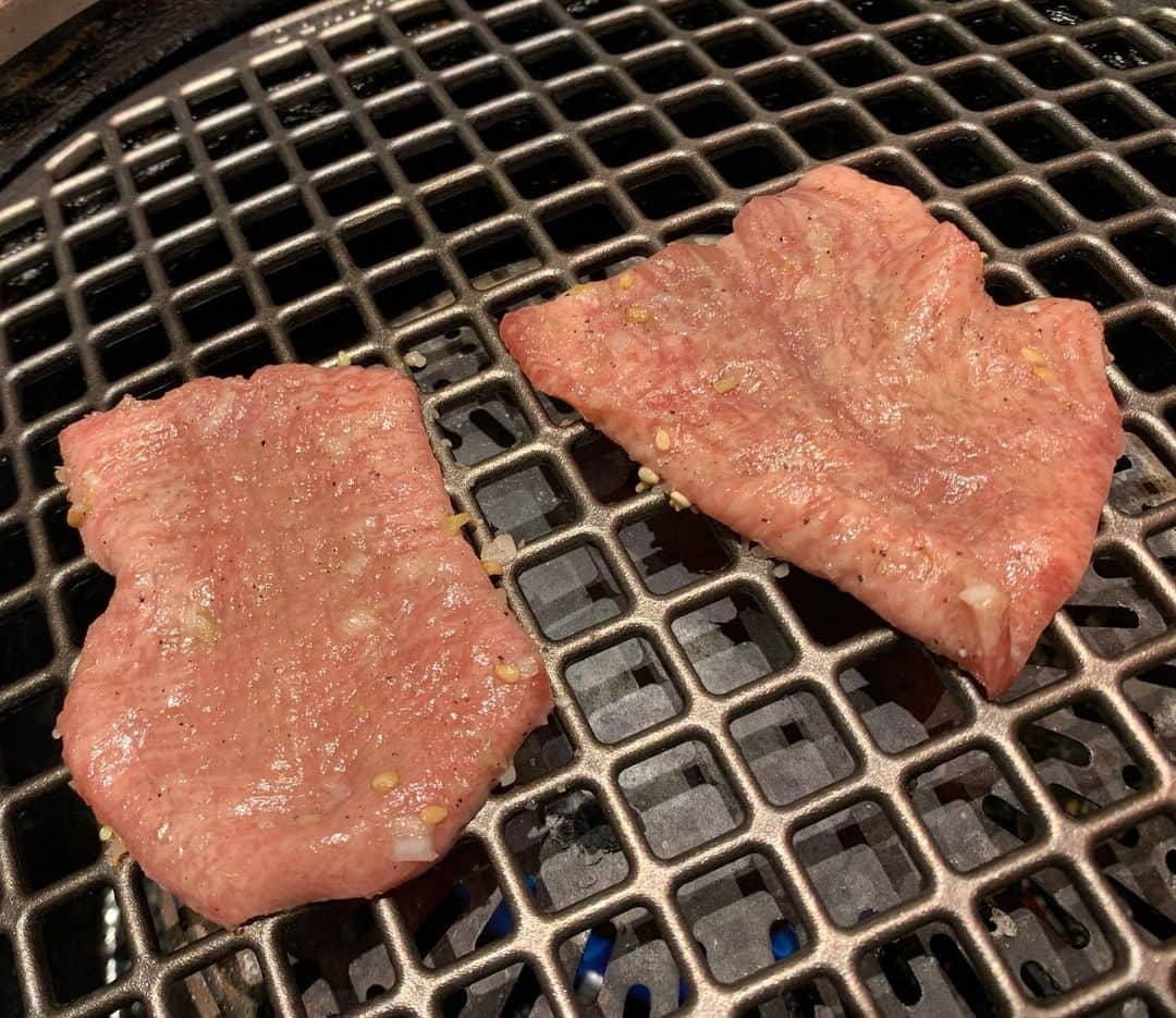 大槻ひびきさんのインスタグラム写真 - (大槻ひびきInstagram)「静龍苑で焼肉食べてきたよ😊 なかなか予約とれないお店だから 行けてよかったー！ どれもおいしくて 特にユッケ、タン、 卵スープホルモン 美味しかったなー🥰 #焼肉 #静龍苑」7月17日 22時28分 - yanhibi0221