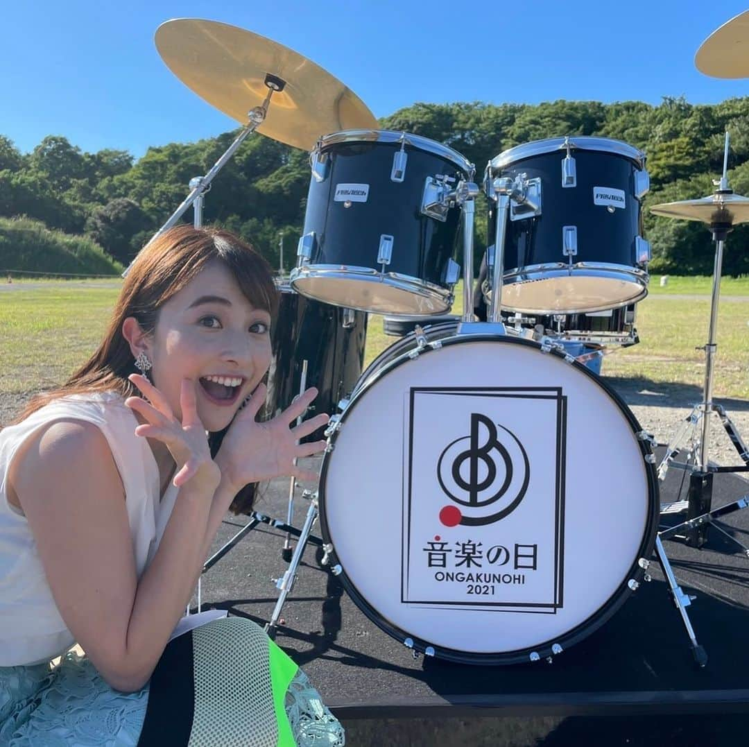 日比麻音子さんのインスタグラム写真 - (日比麻音子Instagram)「音楽の日2021！ 今年はゴールデンボンバーさんの中継のお手伝いをさせていただきました❤️‍🔥  花火師の皆さんとゴールデンボンバーさんとの絆も感じる「Wa」！  雲ひとつない青空広がる暑い日に 熱いパフォーマンスを披露してくださいました、 今年も大迫力でした🤣  今年もおよそ8時間。 素晴らしいステージの数々、 たくさんの音楽の力に、 明日頑張るエネルギーをもらいました🤗  #音楽の日 #音楽の日2021 #ゴールデンボンバー さん #ありがとう ございました！ #手筒花火  #金爆 #大迫力 #生パフォーマンス #TBS #日比麻音子」7月17日 22時38分 - hibi_maoko