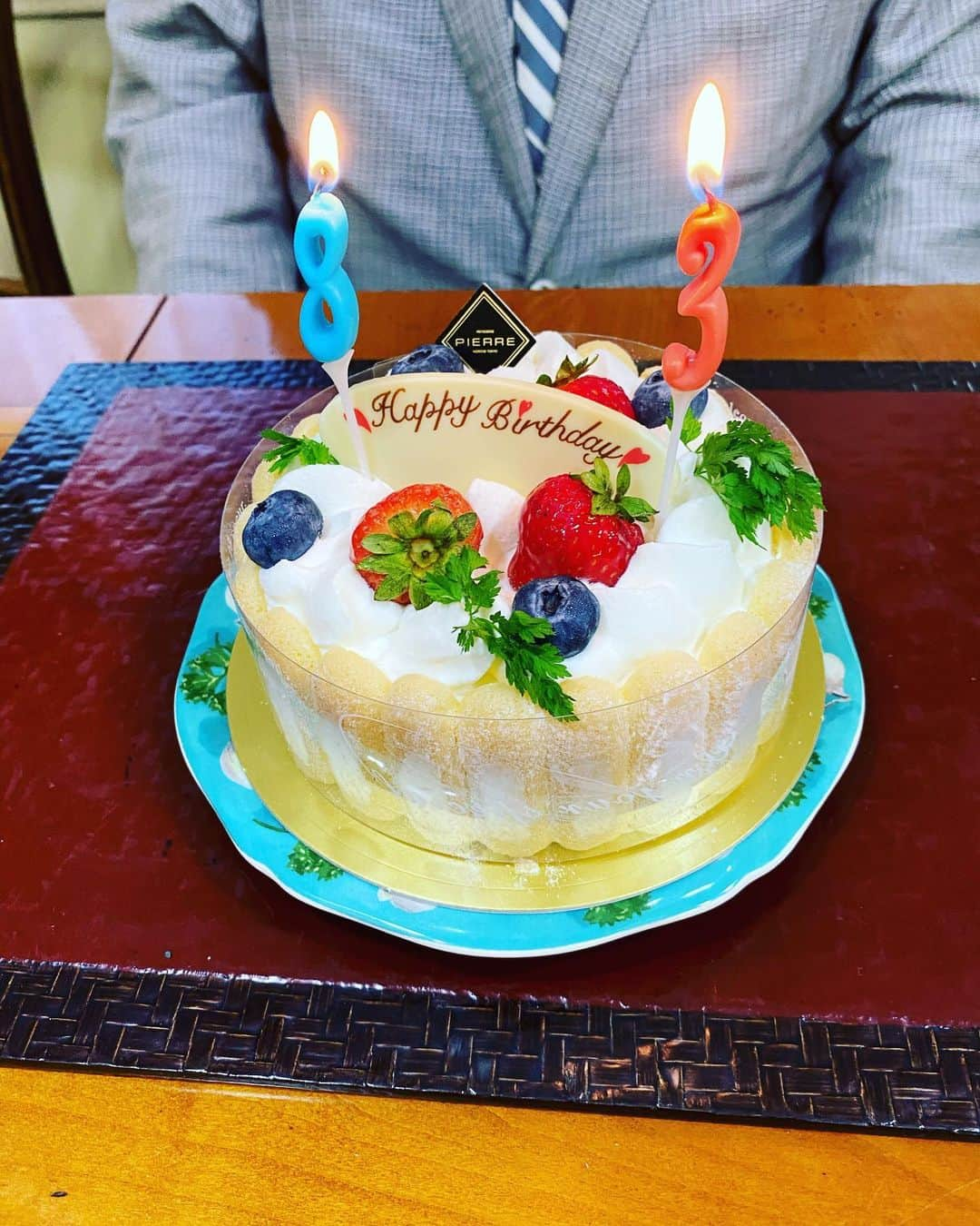 DAIGOさんのインスタグラム写真 - (DAIGOInstagram)「今日は父の83歳の誕生日  79歳の時、癌の手術を一年で3回して  こないだの検査で、再発がないまま4年が経ちました。  元気って嬉しいことですよね。  当初、東京オリンピックまでは頑張りたいと言ってた父。  去年延期になり、今年は開催されそうです。  父が目標としていたオリンピックだったから、個人的には開催されることは嬉しいです。  始まったら選手のみなさんを心から応援したいと思います。  もちろん自分自身の行動に気をつけながら今まで通りその期間も生活していきます。  #83歳 #俺の40年後 #生きてるのか！？ #生きたい！ #元気でいたい」7月17日 22時54分 - daigo_breakerz_