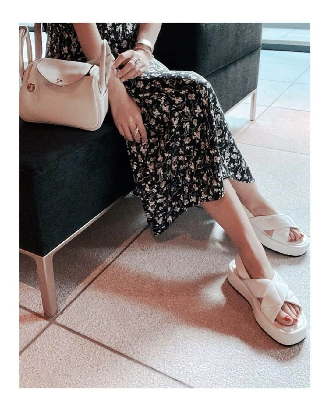 板野友美さんのインスタグラム写真 - (板野友美Instagram)「着れる服が限られちゃうから #bag  #sandals  #accessory で オシャレしてモチベーション上げてるよ🐩🤍  今年流行りのボリューム感のあるスポサンは　@prada ♪  #bag  @hermes  #sandals  @prada  #rings  @asamifujikawa  #rings @tiffanyandco  #ootd #Fashion #友Style」7月17日 23時09分 - tomo.i_0703