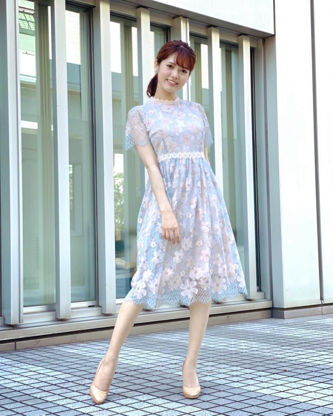 谷尻萌さんのインスタグラム写真 - (谷尻萌Instagram)「こんばんは💕 萌やで✨ 今日もお疲れさんやな〜👏🍀  今日は近畿、東海で梅雨明けの発表があったね☔️同時に猛暑がやってきますが、、しっかり水分、塩分を摂って熱中症にならんようきーつけましょ☺️日焼け止めもしっかり塗って日焼けせんようにしたいわ〜😌  またこの週末は、四国や九州南部などで大雨に お気をつけ下さい☔️土砂災害などに警戒して下さいね🤲  髪は下の方でまとめていただきました〜♡♪ そして今日の衣装は、私の好きな清楚系花柄ワンピースやったから〜特に嬉しかったわ〜💐♥️  最後の写真は、今日のインスタライブのものやで✨ 偶にドレッシーなワンピースが着たくなるんよね👗🥰 今日も沢山の温かいメッセージ嬉しかったデッ💕 楽しい時間をありがと〜うっ♪ ほなまた来週〜🧡 おやすみ〜💤  ✰  #めざましどようび　#お天気キャスター　 #セントフォース　#谷尻萌　 #イエベ春　#低めポニーテール　#夏コーデ #オレンジメイク　#パンプス　#フェミニンタイプ 　#骨格ストレート　#骨格ウェーブ」7月17日 23時03分 - tanijiri_moe