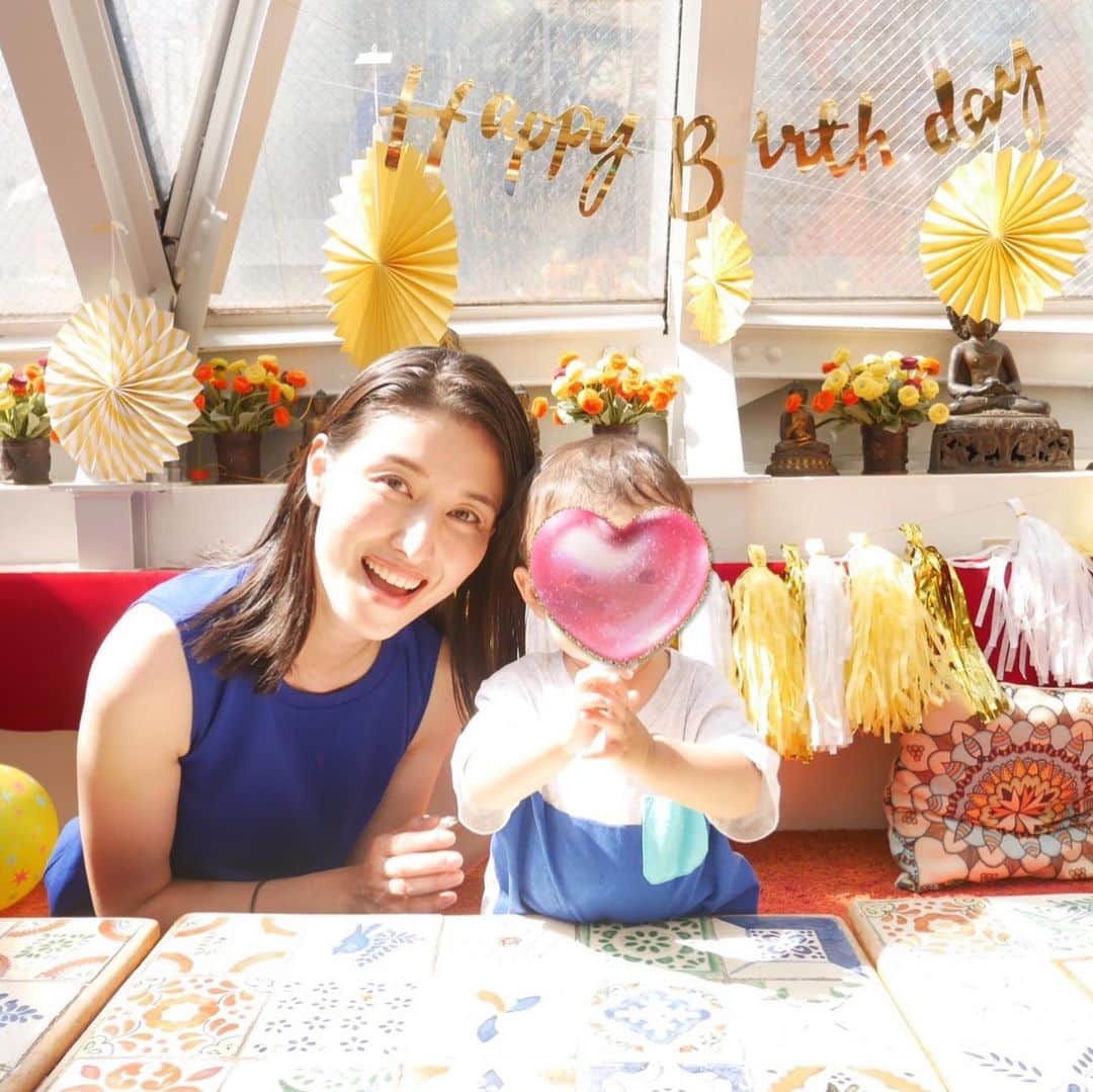 のインスタグラム：「息子と同い年、同じ月齢の女の子たちと一歳のお誕生日パーティー😊息子はハーレムでした🥰 ママ友がほぼいない私ですが、同じ月齢だと勉強になることがたくさん❗️とってもとっても楽しい時間でしたぁ(^｡^) お店も店員さんも優しくて、お料理も無添加で美味しくてみんな大満足😊」