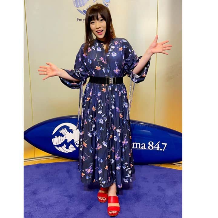 鈴華ゆう子のインスタグラム：「今日は、Arobeさんのワンピース。柔らかい素材感が好き。胸元が少しだけ空いていて、品のある抜け感がお気に入りです。袖の長さも好みでたくし上げられます。  #Arobe  #鈴華ゆう子  #yukosuzuhana」