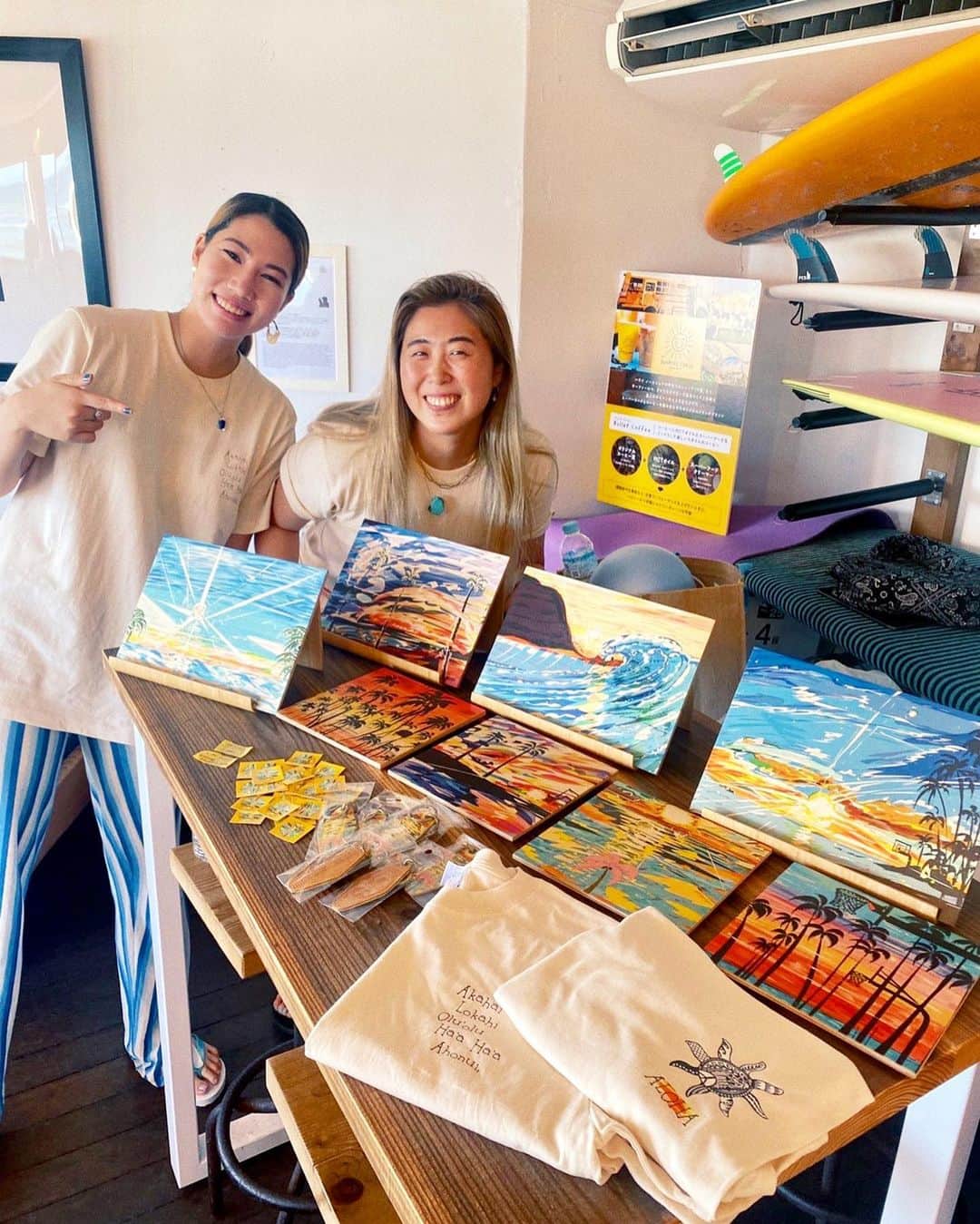 山田愛さんのインスタグラム写真 - (山田愛Instagram)「Art gallery 7.17💛🧡 I turned 26🌴  Life is a journey 🤙🏽 〜自分の心がワクワクする方へ〜  今回、稲村ヶ崎にあるThe Sunrise Shack Japanにて展示会をさせて頂きました。 このお店を初めて知ったときに、身体が喜ぶブレットコーヒー、コンセプトのgood vibes only、海とお店の雰囲気、デザインに一目惚れ😍‼︎ そんな大好きなお店で誕生日にArt galleryを開けたこと、とても嬉しく思います。  遠方からわざわざ足を運んでくださる方やSNSを見てきてくださった方、イベントを通じてたくさんの方とお会いすることができとても力になりました。  ブランド名であるLife is a journey🤙🏽の通り、自分がワクワクしたことに一歩踏み出し、自分のコンフォートゾーンから飛び出てやってみるとたくさん出会いが訪れます。その出会いを通して、本当に自分がやりたいことがみつかり、もっともっと頑張ろうと思えます。 私にとってのワクワクはバスケでの海外挑戦とアートでした。  これからもBasketball✖️Artを通してみなさんに勇気とHAPPYを届けられるよう頑張っていきます！  今日は本当にありがとうございました🌞  26歳もよろしくお願いします💛  2021.7.17 山田愛」7月17日 23時43分 - aiyamada_