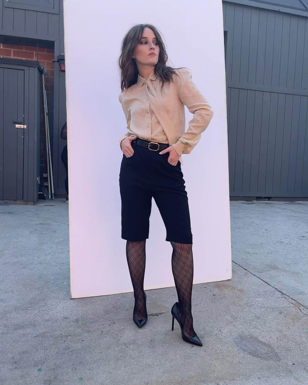 ケイトリン・ディーヴァーのインスタグラム：「🖤@ysl @ysl @ysl 🖤 #dearevanhansen」